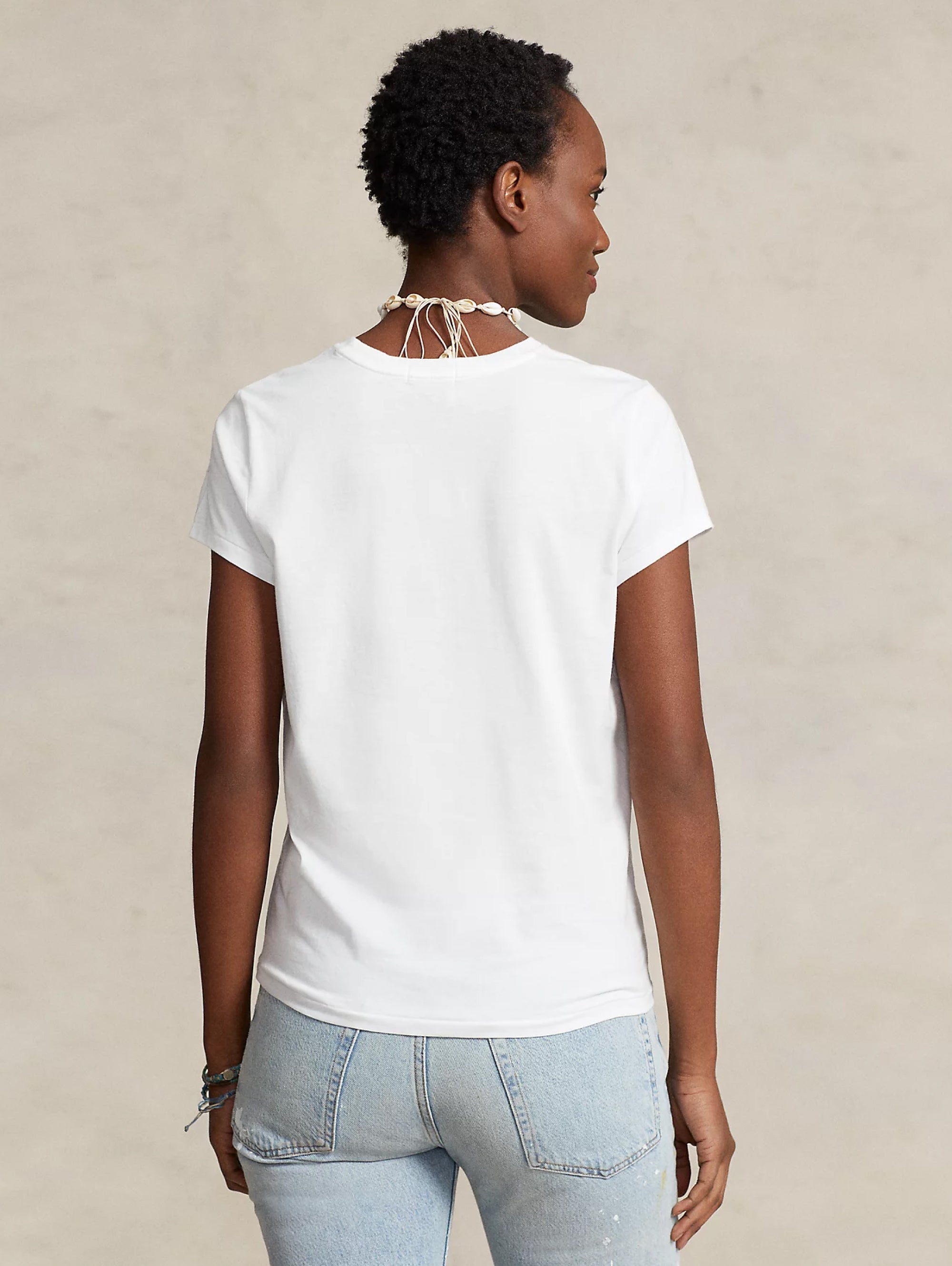 Einfaches weißes T-Shirt mit Rundhalsausschnitt