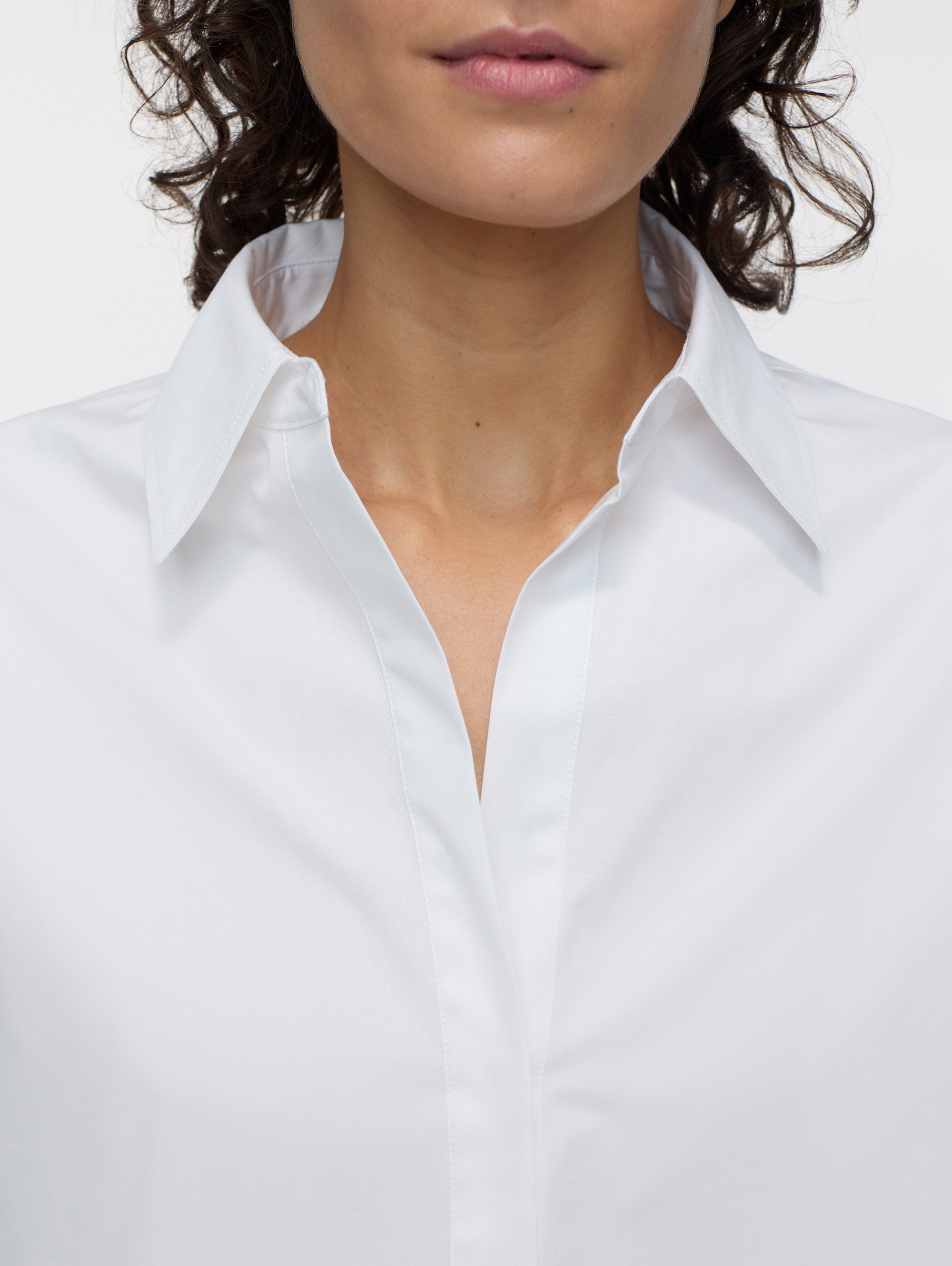 Weiße Bluse mit Tunika-Ausschnitt