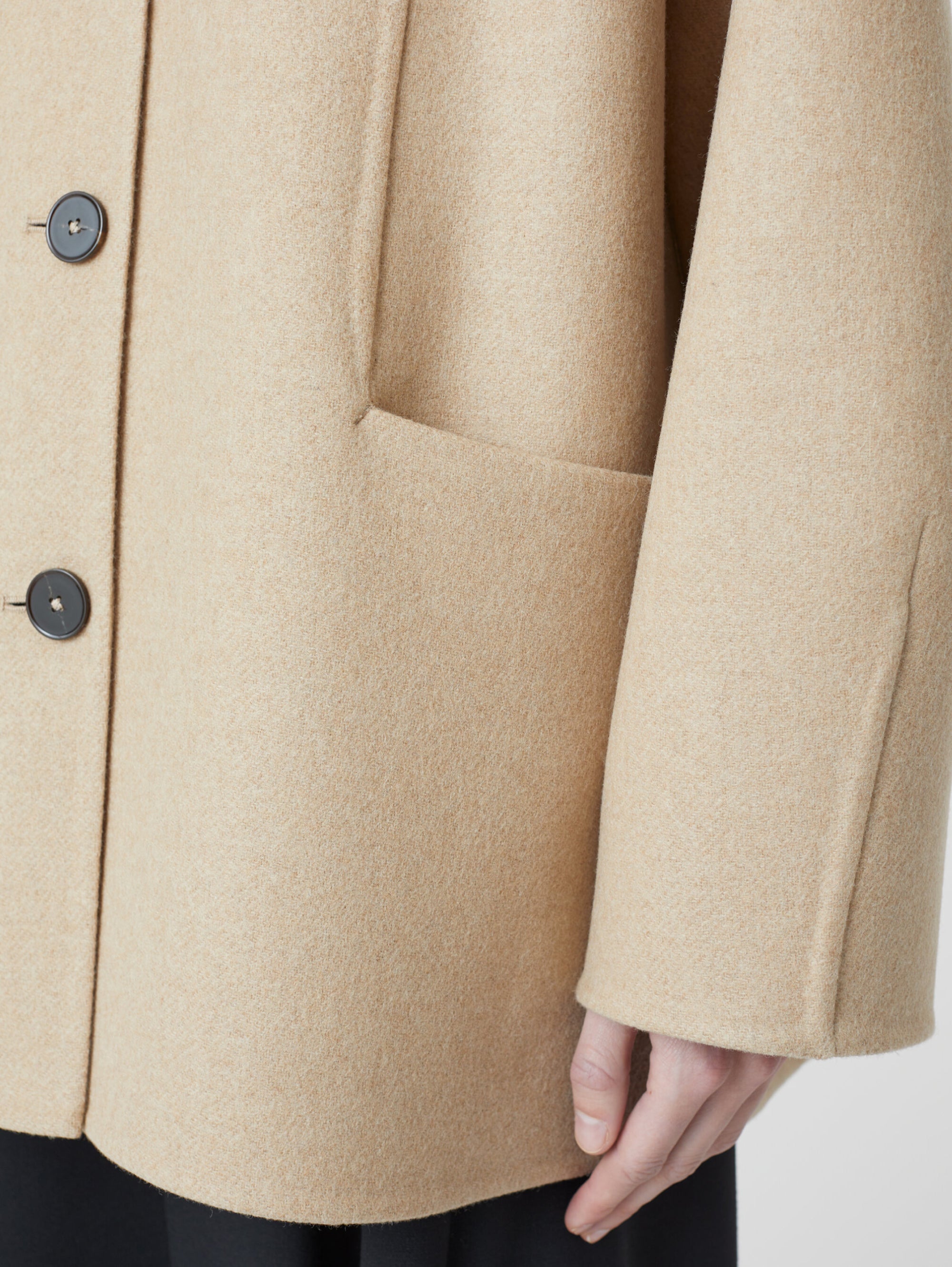 Kurzer Mantel aus beiger Doppelwolle