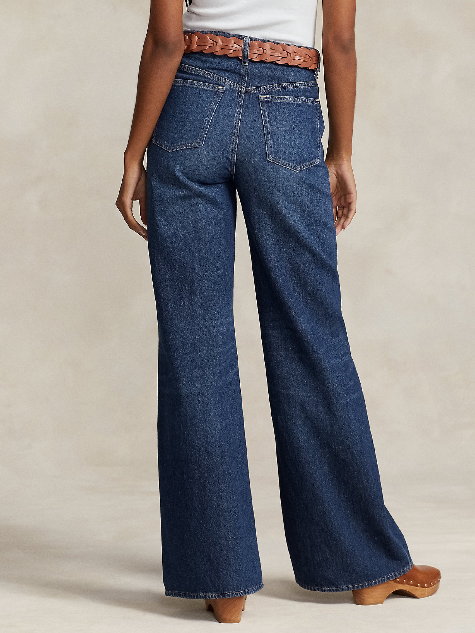 Ausgestellte Jeans mit mittelblauer hoher Taille