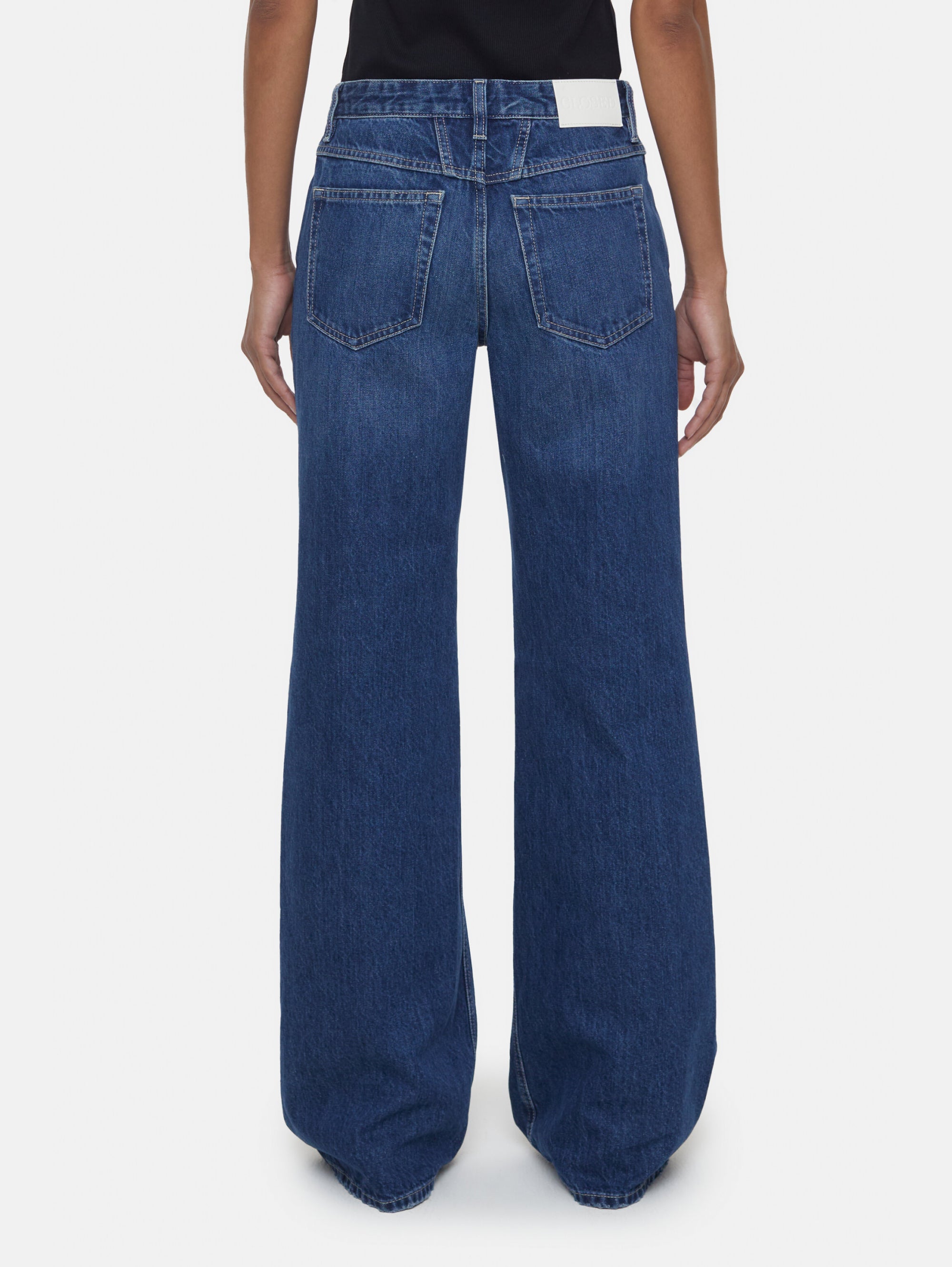 Mittelblaue Jeans mit ausgestelltem Bein