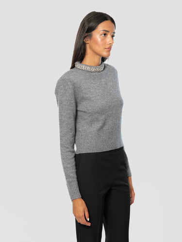 Cropped-Pullover mit Schmuckkragen in Grau