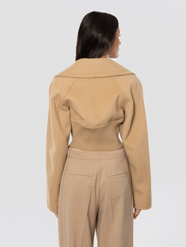 Manteau court en laine ajusté caramel