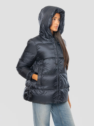 Kurze Daunenjacke mit großen blauen Rauten