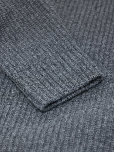 Gestrickter Pullover aus grauer Wolle