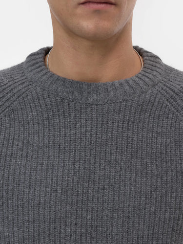 Gestrickter Pullover aus grauer Wolle