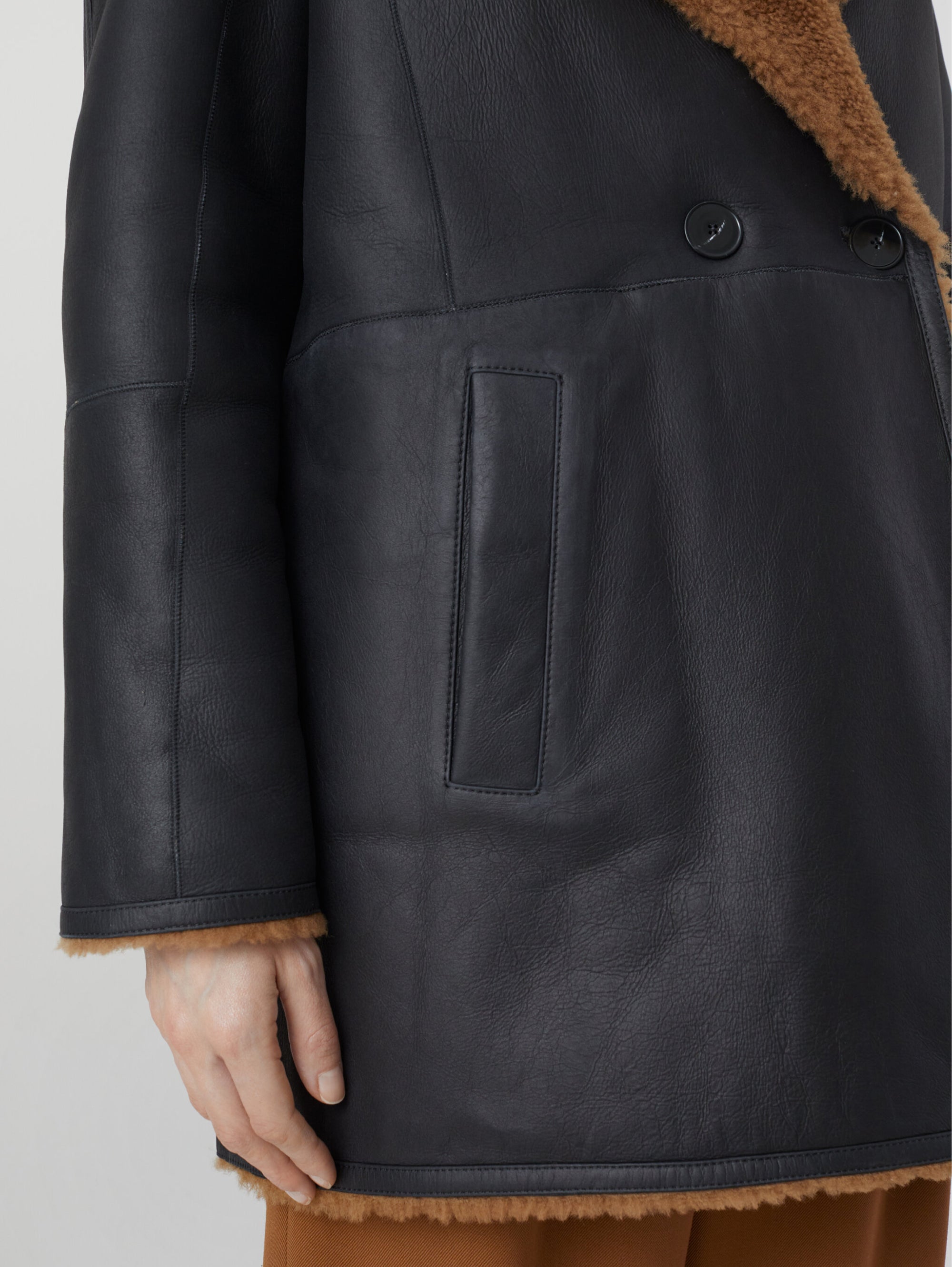 Brauner, wendbarer, zweireihiger Mantel aus Lammfell