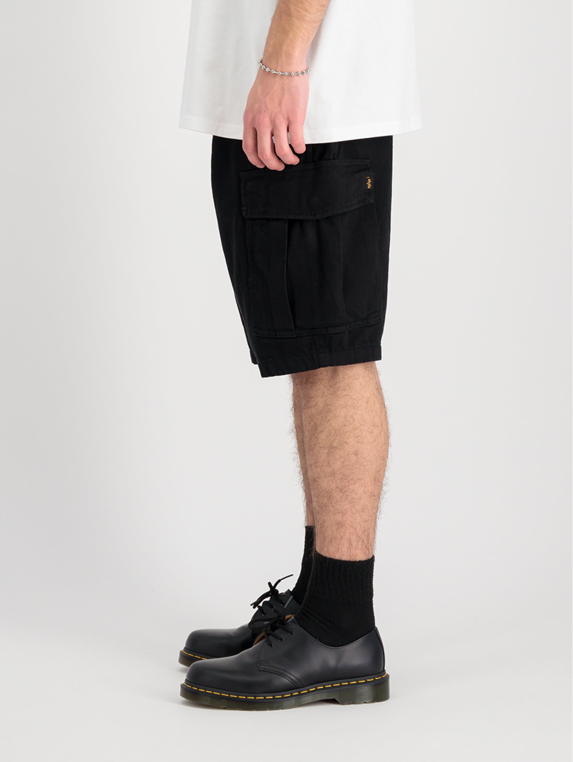 Cargo Shorts with Pleats in Black Cotton Twill