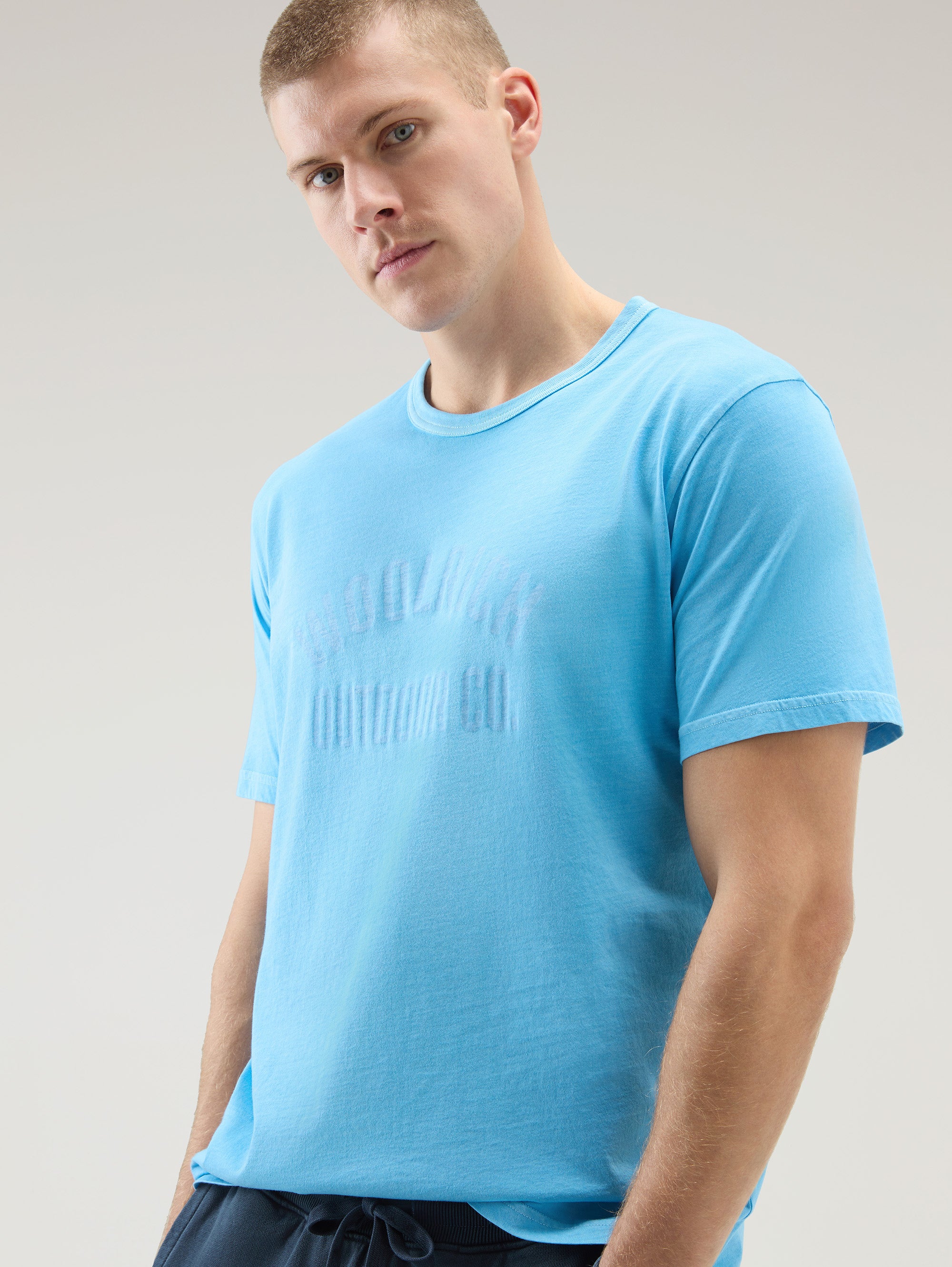 Stückgefärbtes T-Shirt mit blauem Aufdruck