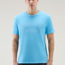 WOOLRICH-T-shirt Tinta in Capo con Stampa Blu-TRYME Shop