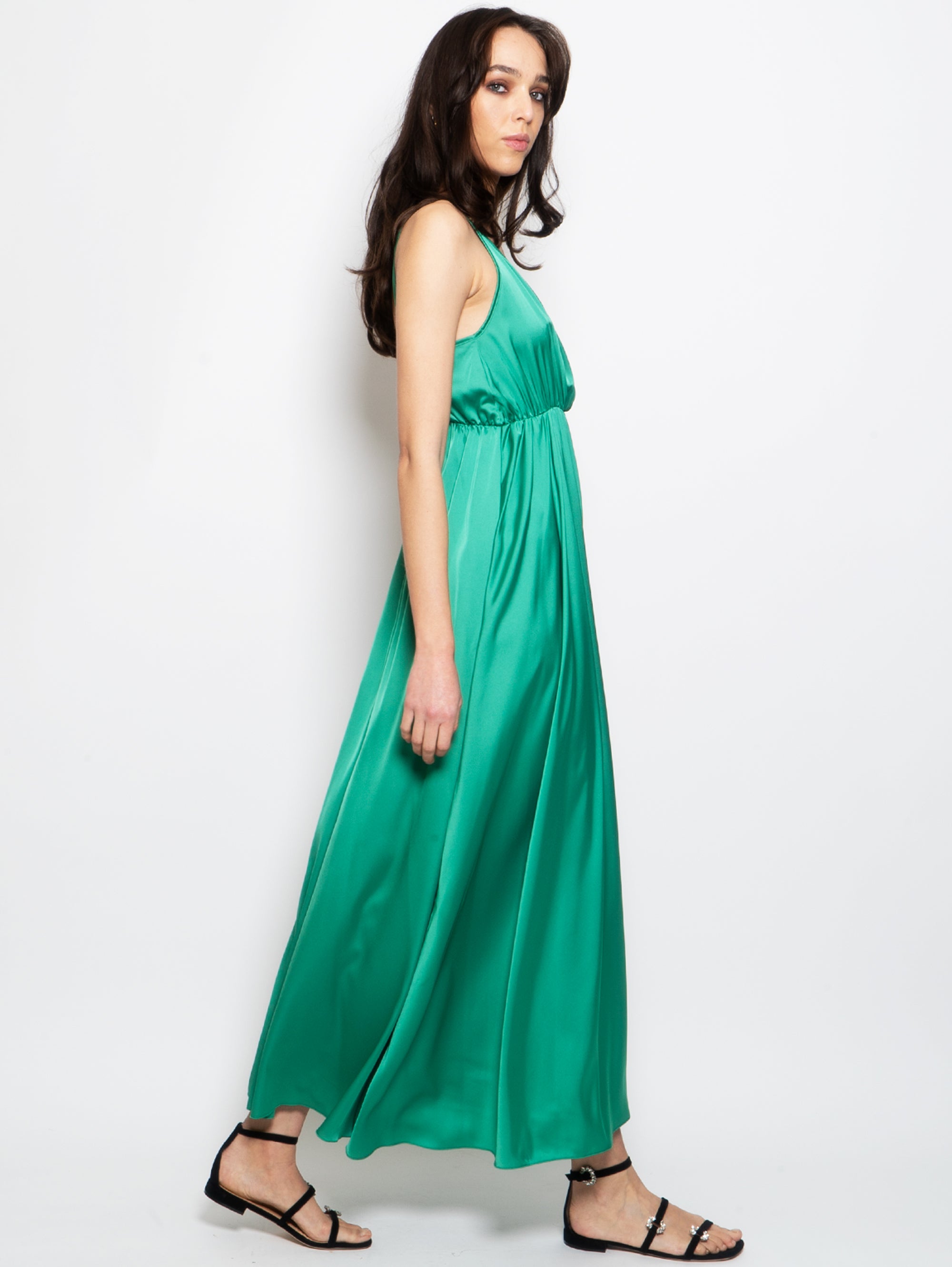 Langes Kleid aus fließendem Satin in Grün