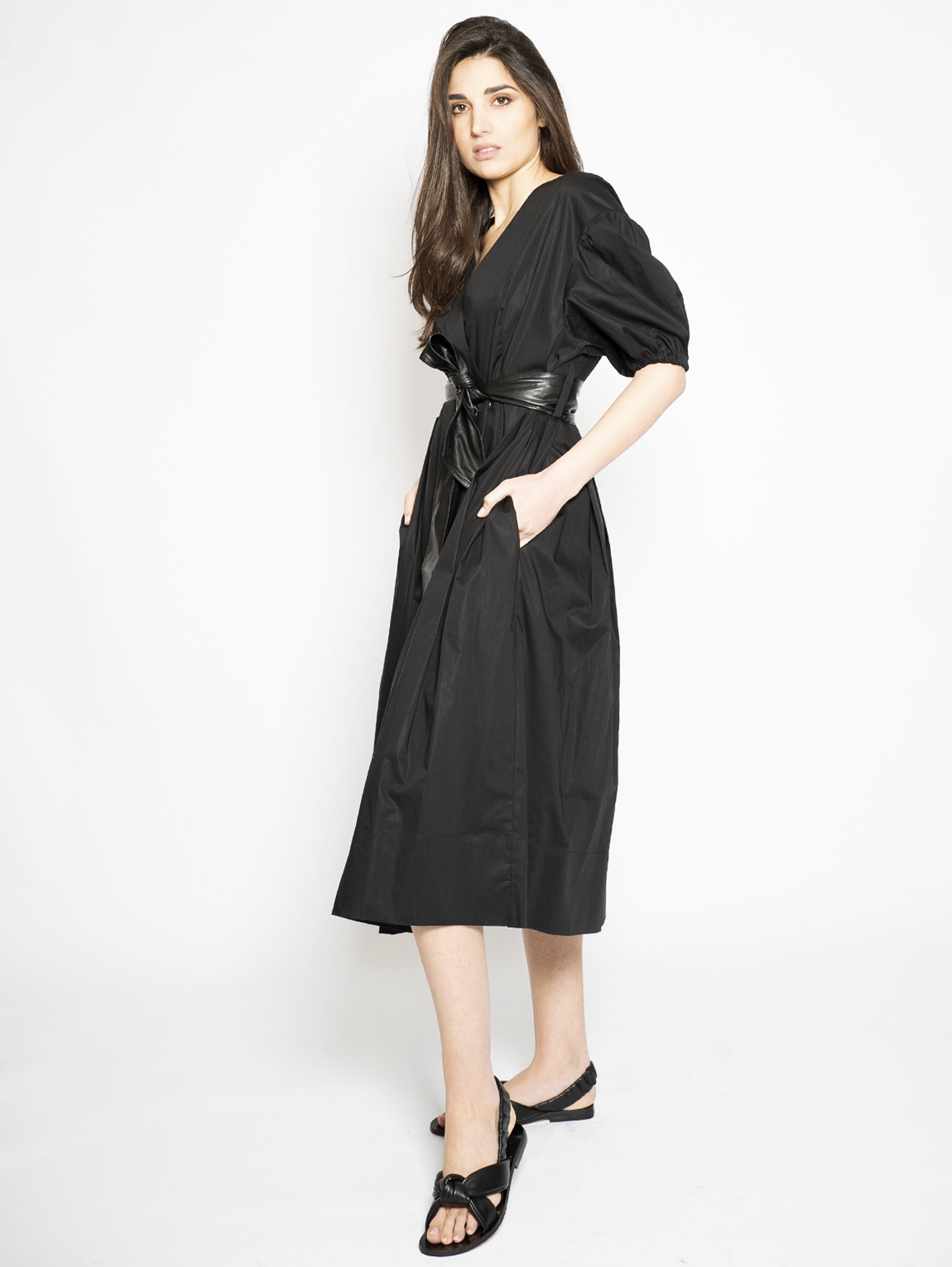 Popeline-Kleid mit schwarzem Gürtel
