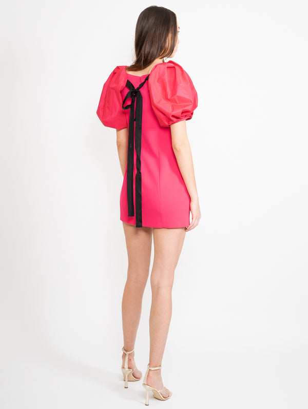 Tailliertes Kleid mit roten Ballonärmeln