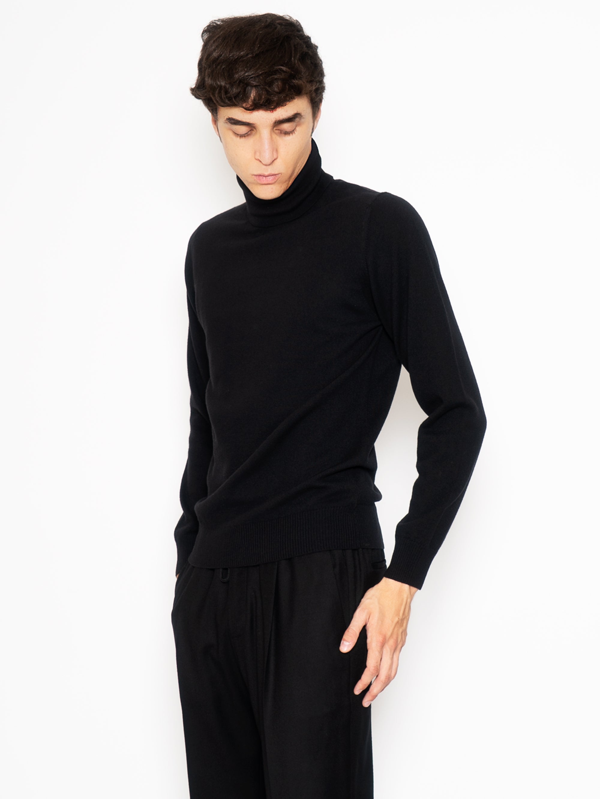 Schwarzer Pullover mit hohem Kragen