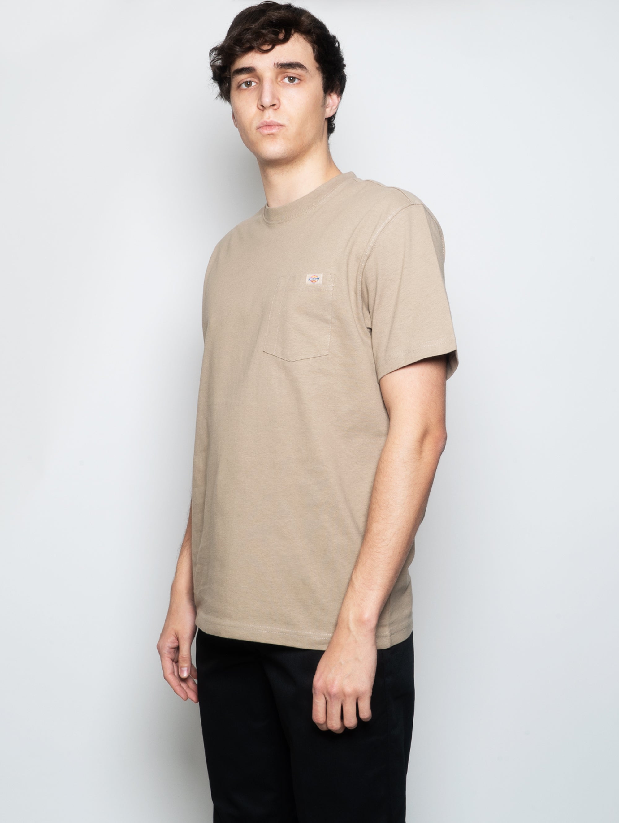 Sandfarbenes T-Shirt mit Tasche