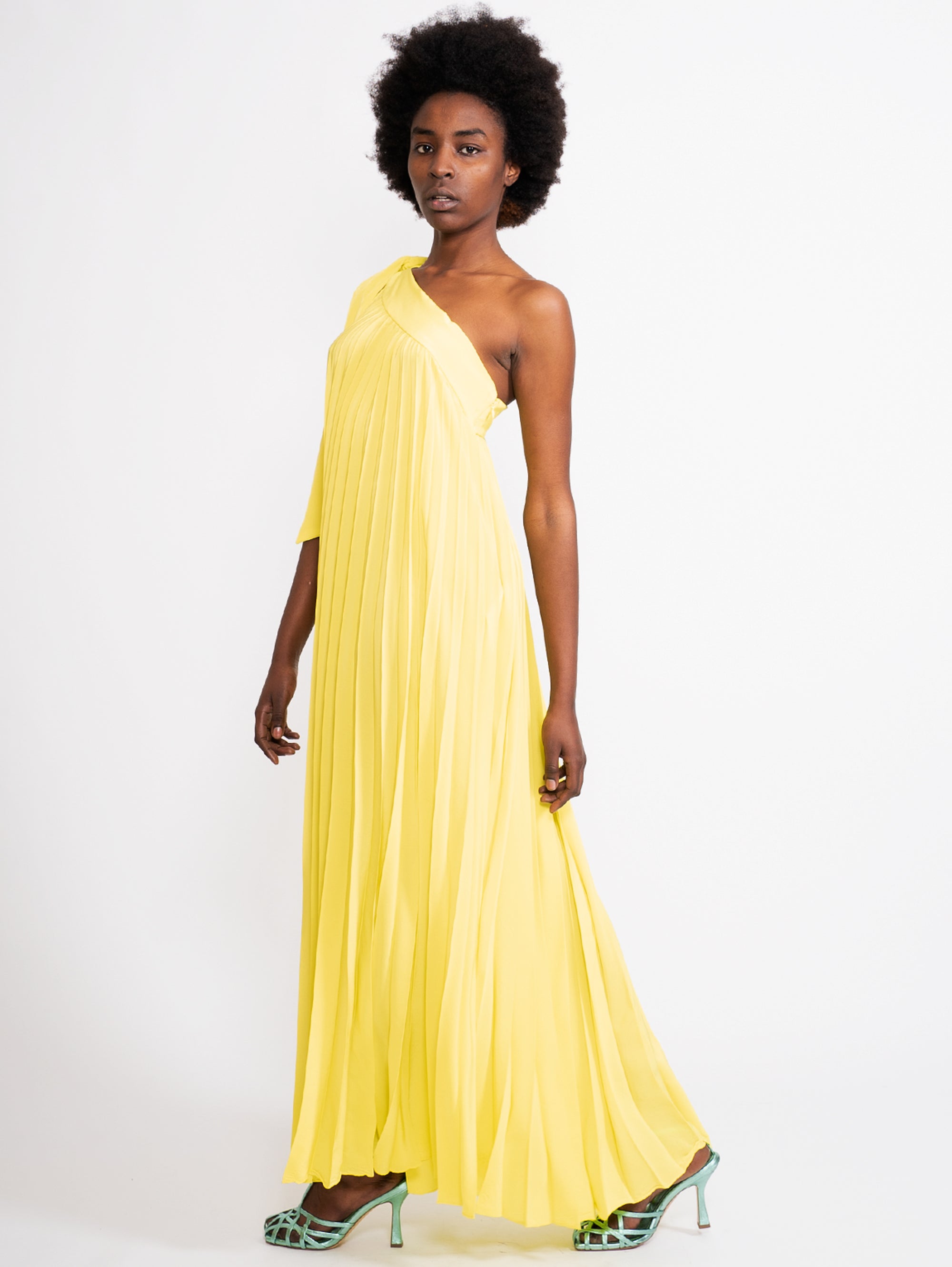 Langes gelbes Kleid mit Mono-Schulter