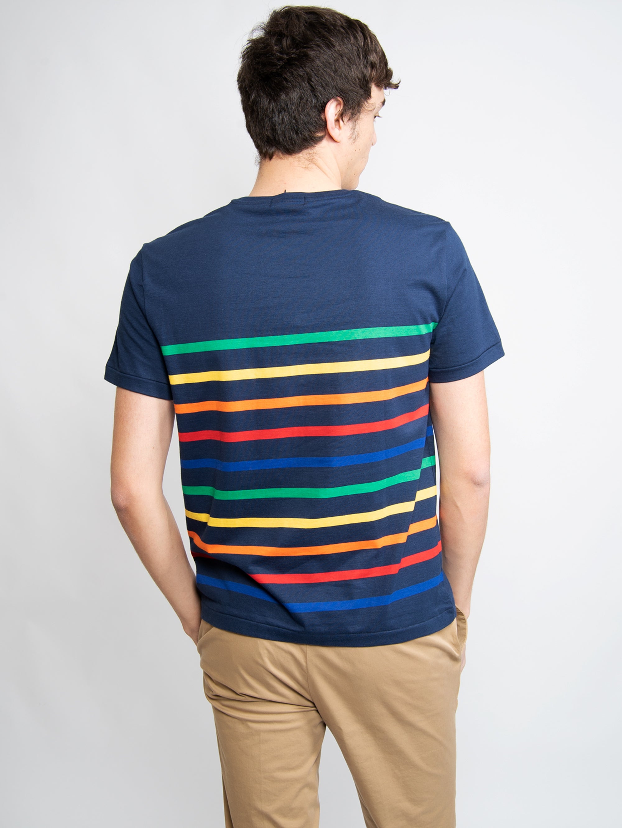 Blaues Regenbogen-gestreiftes T-Shirt