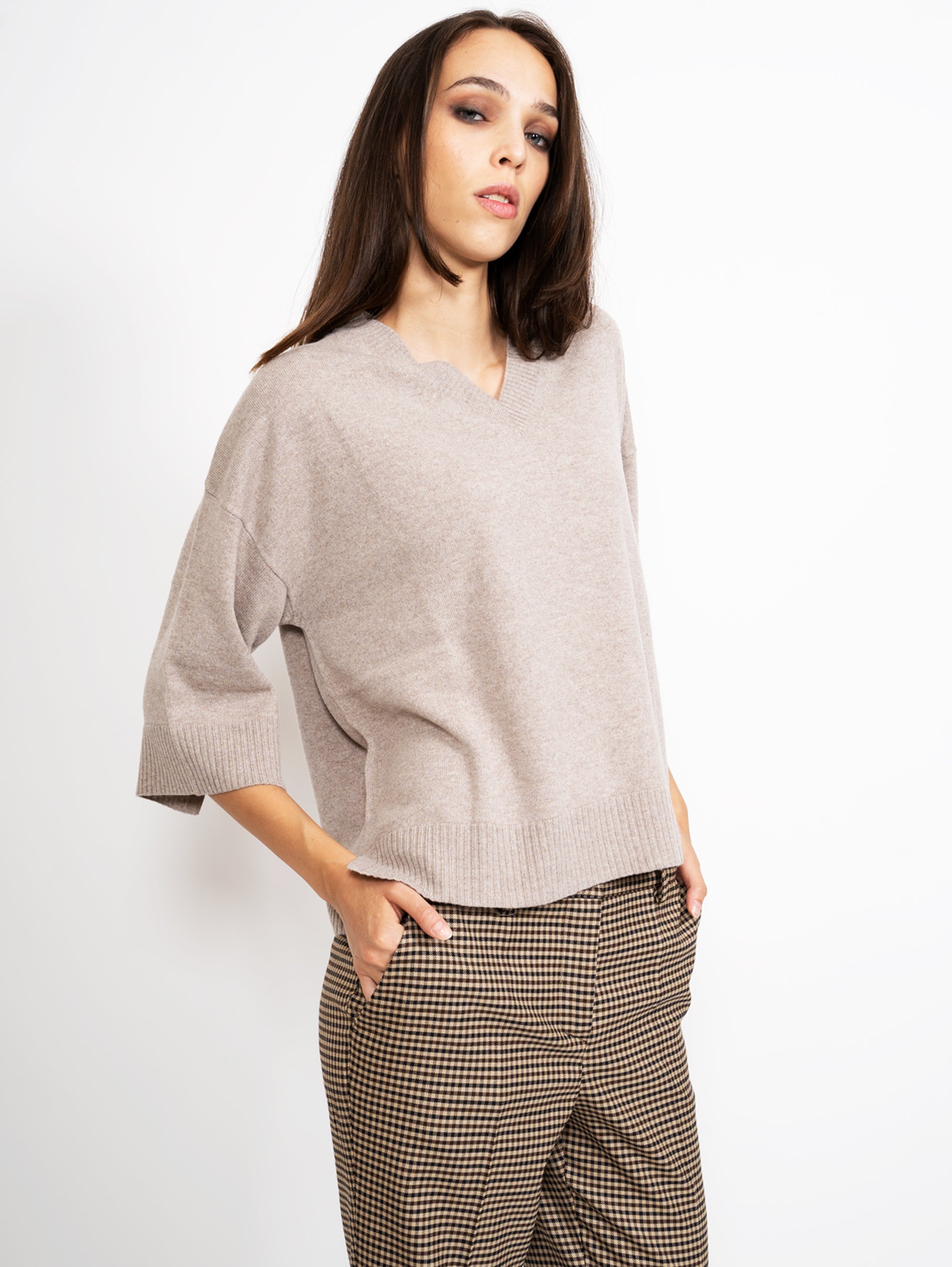 Stockinette-Pullover mit braunem V-Ausschnitt