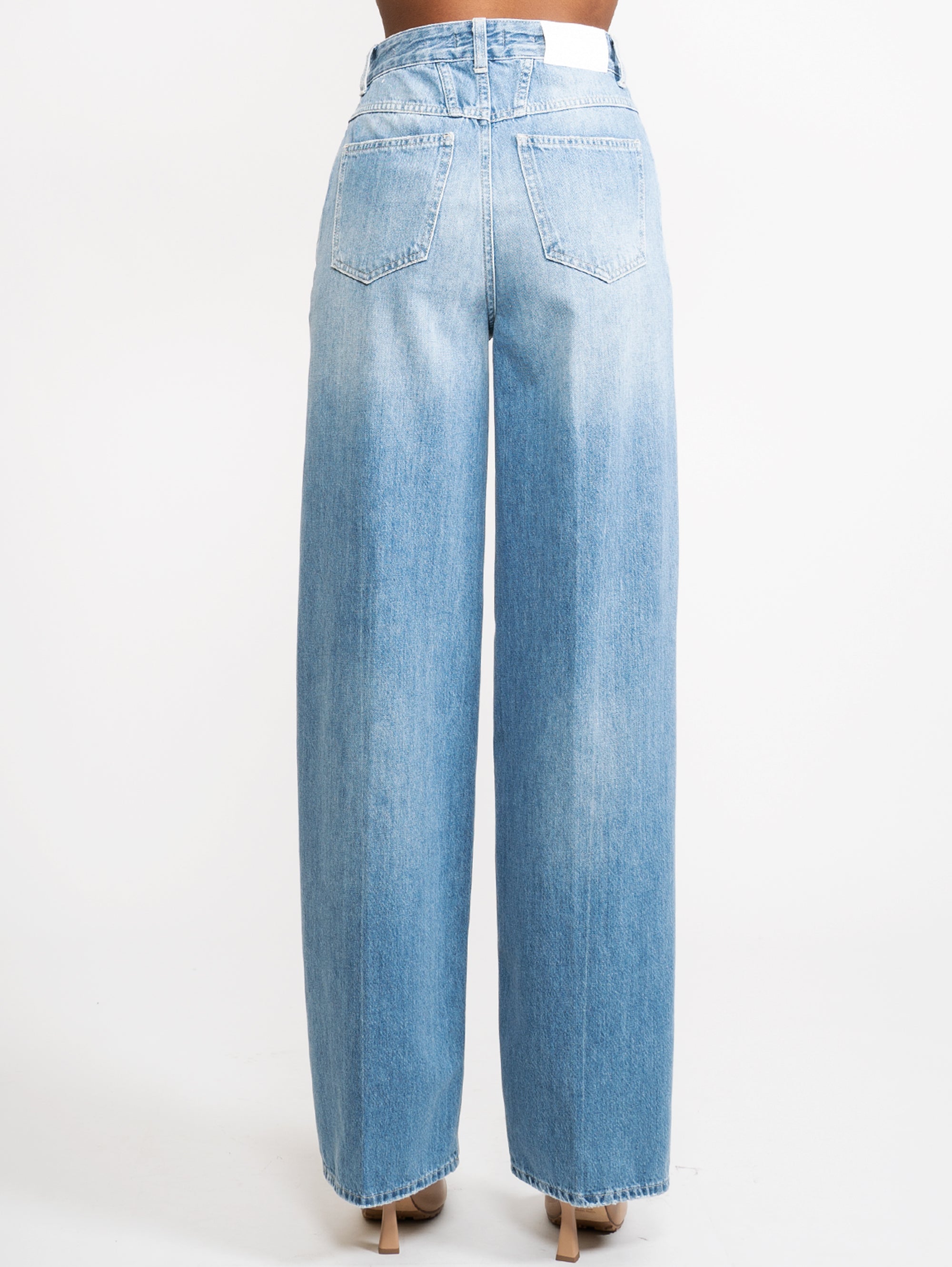 Blaue Jeans mit weitem Bein