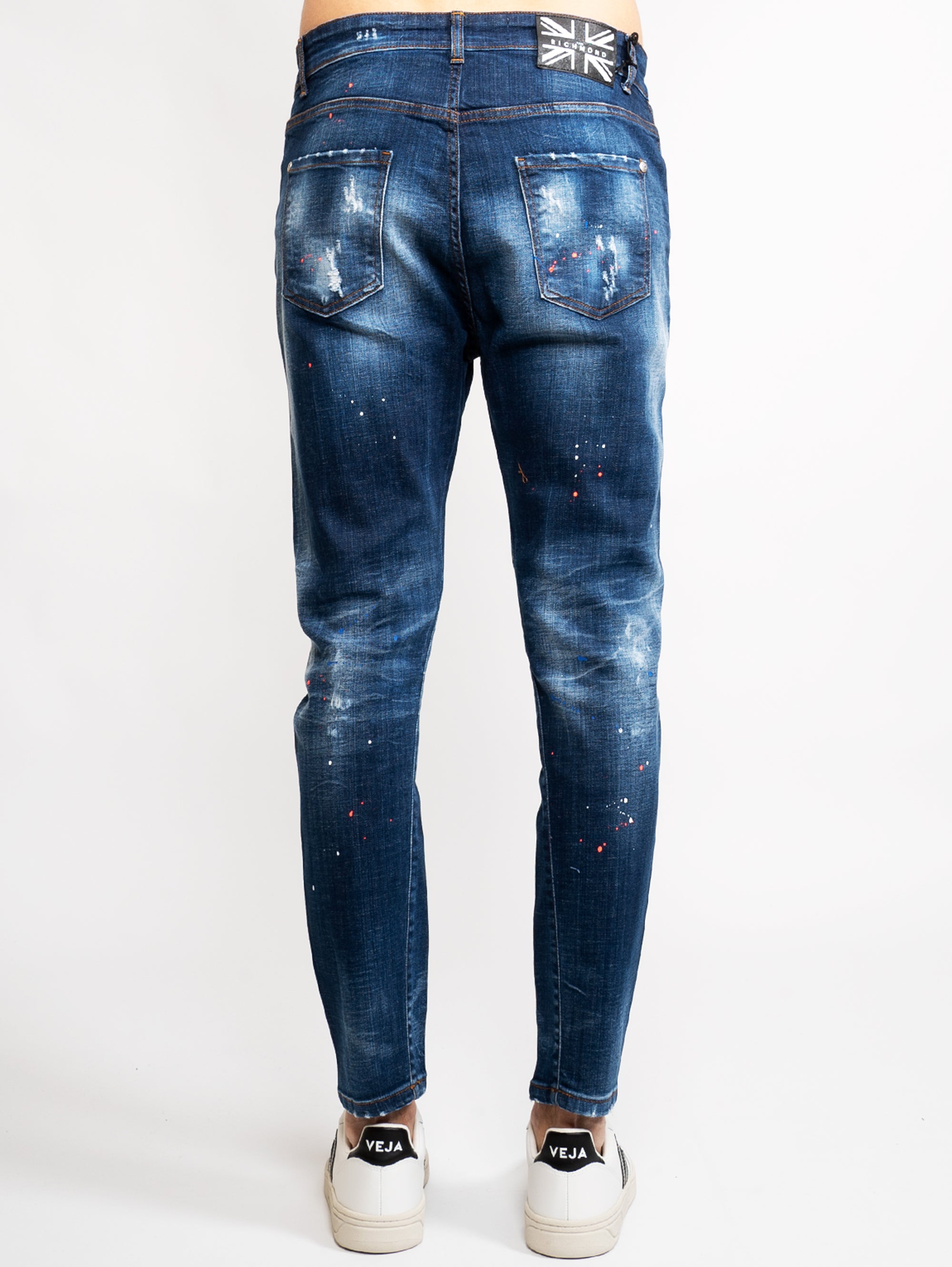 Jeans mit blauen Farbspritzern