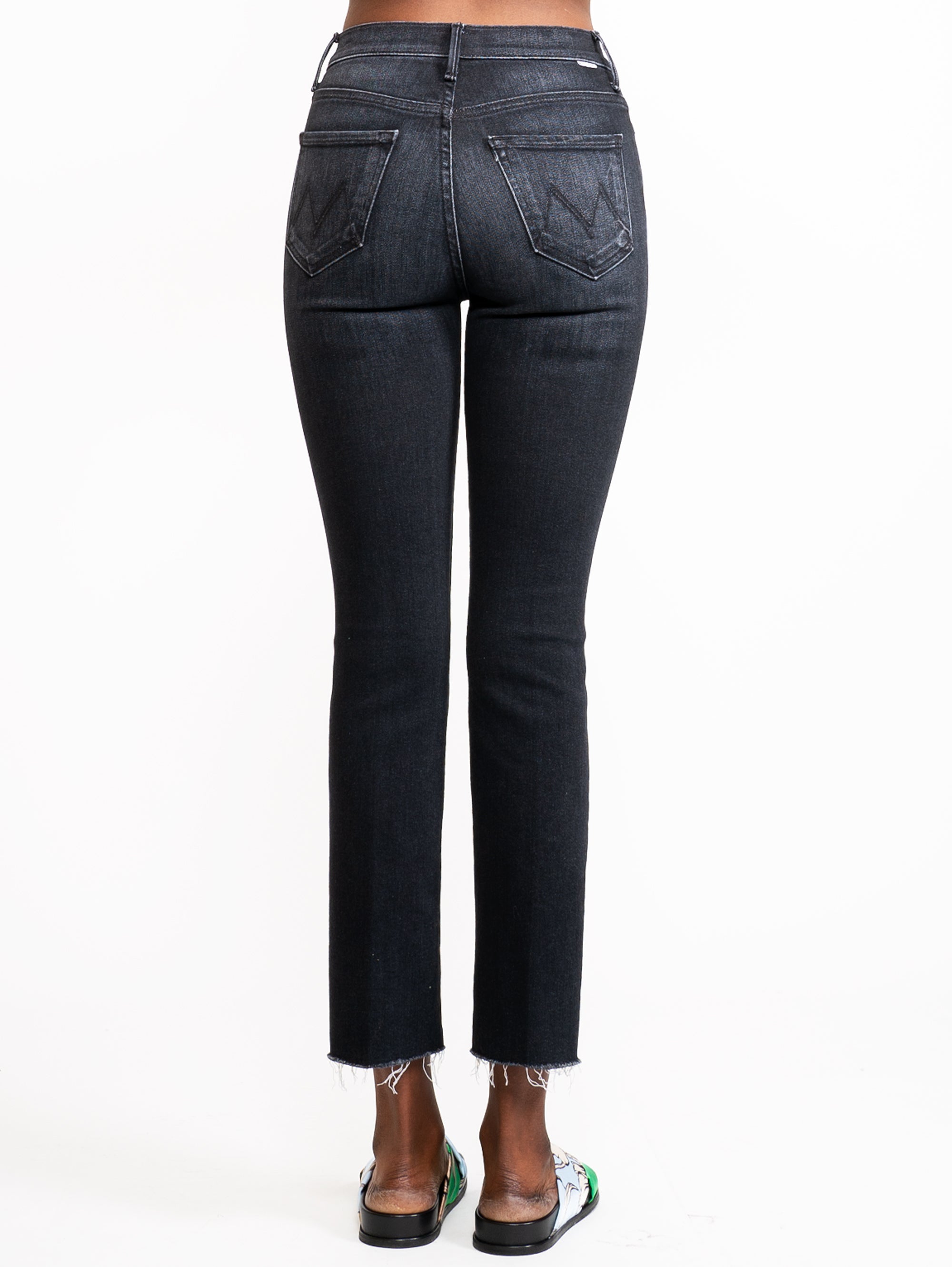 Hoch taillierte Jeans mit schwarzem, ausgefranstem Saum