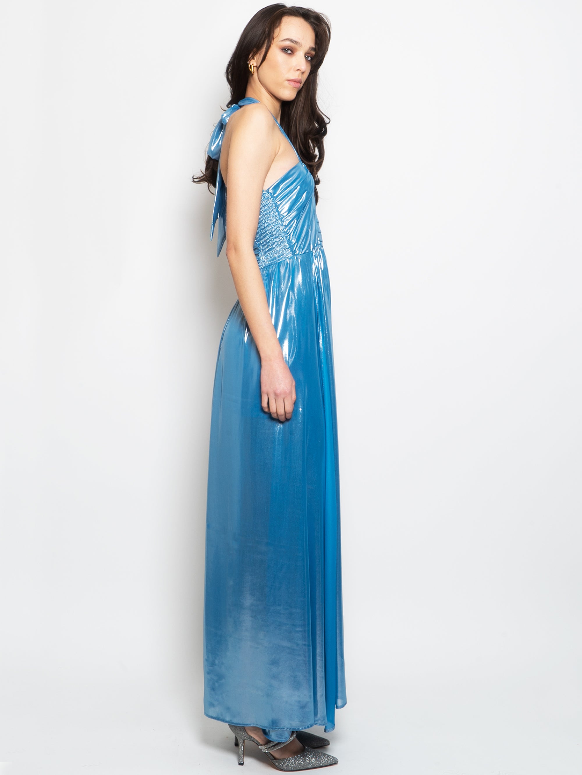 Langes blaues laminiertes Kleid