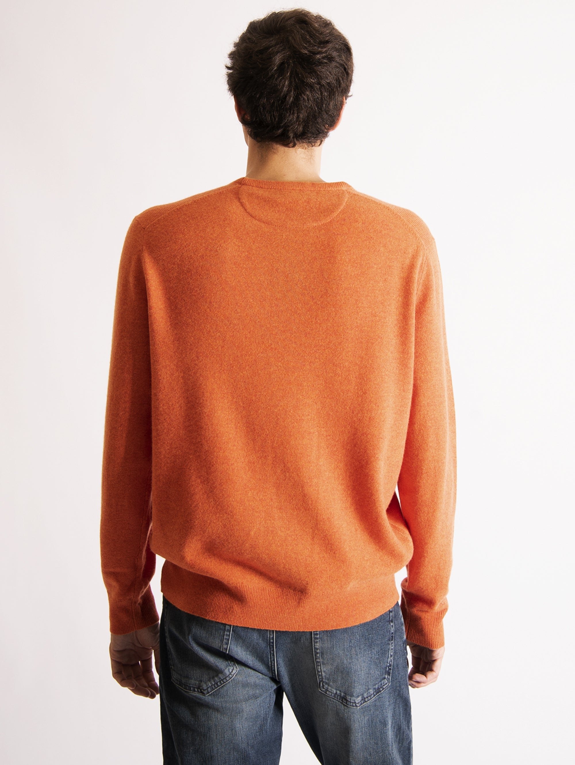 Orangefarbener Wollpullover mit Rundhalsausschnitt