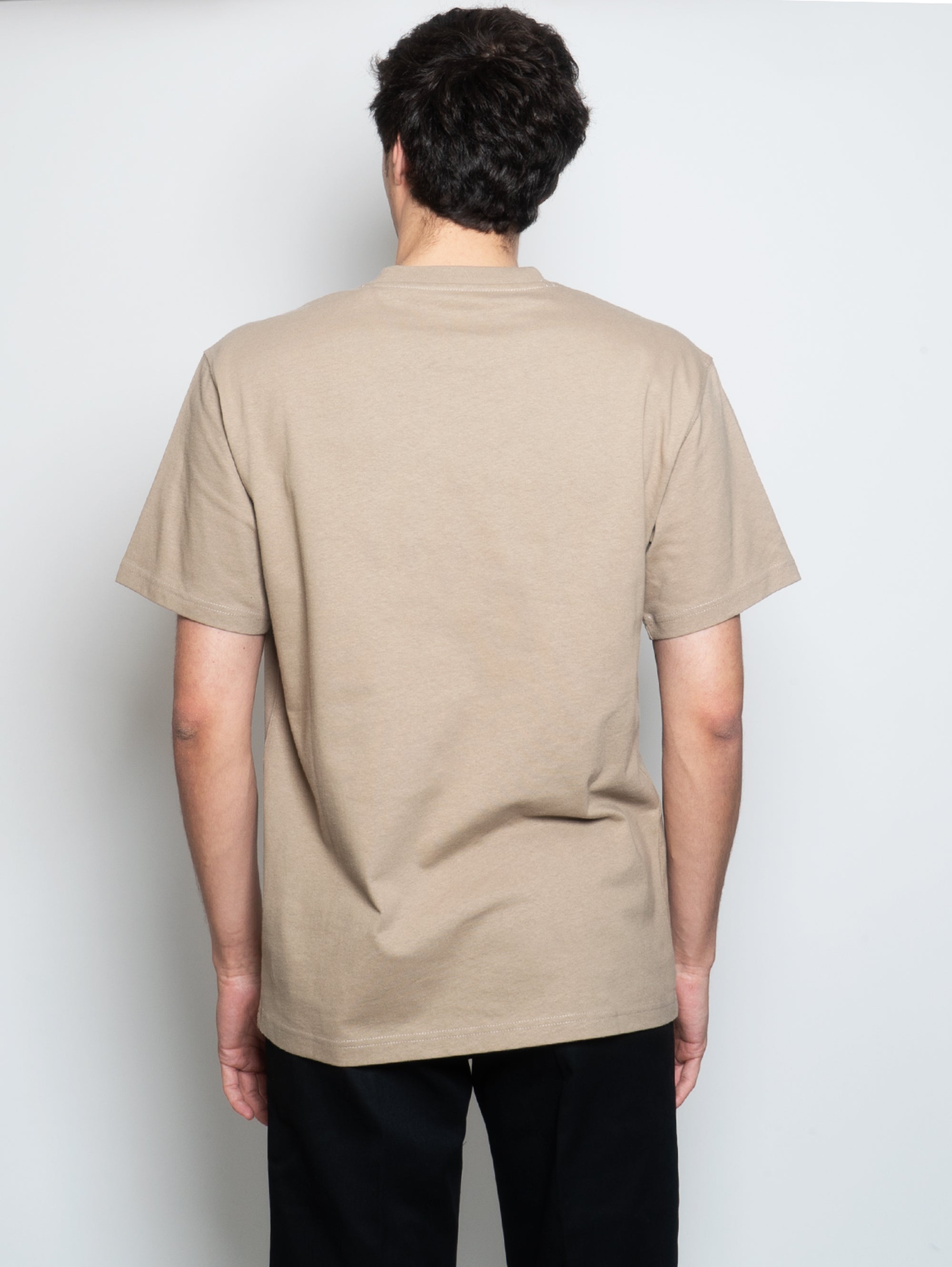 Sandfarbenes T-Shirt mit Tasche