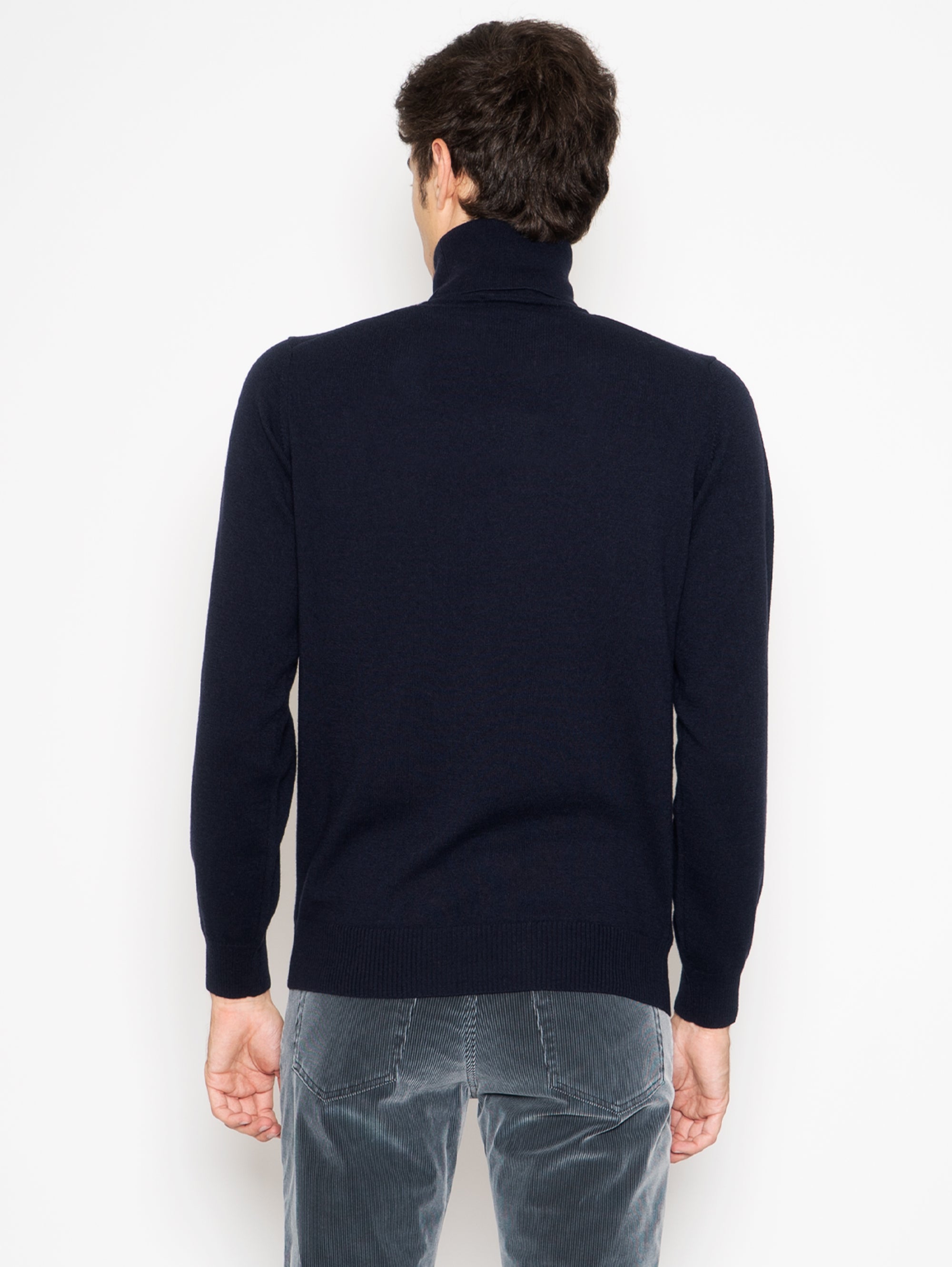 Blauer Pullover mit hohem Kragen