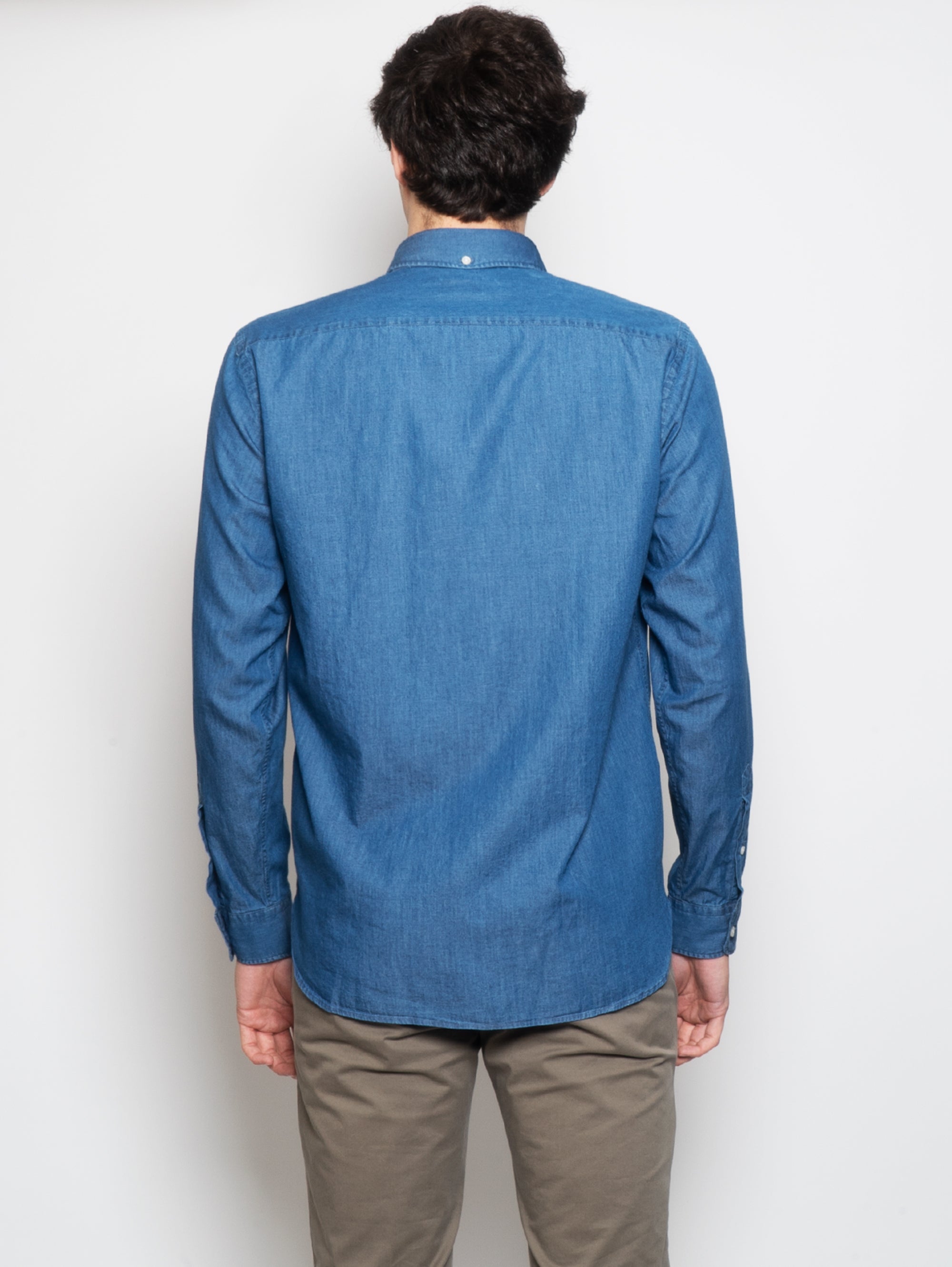 Chambray-Hemd mit blauer Tasche