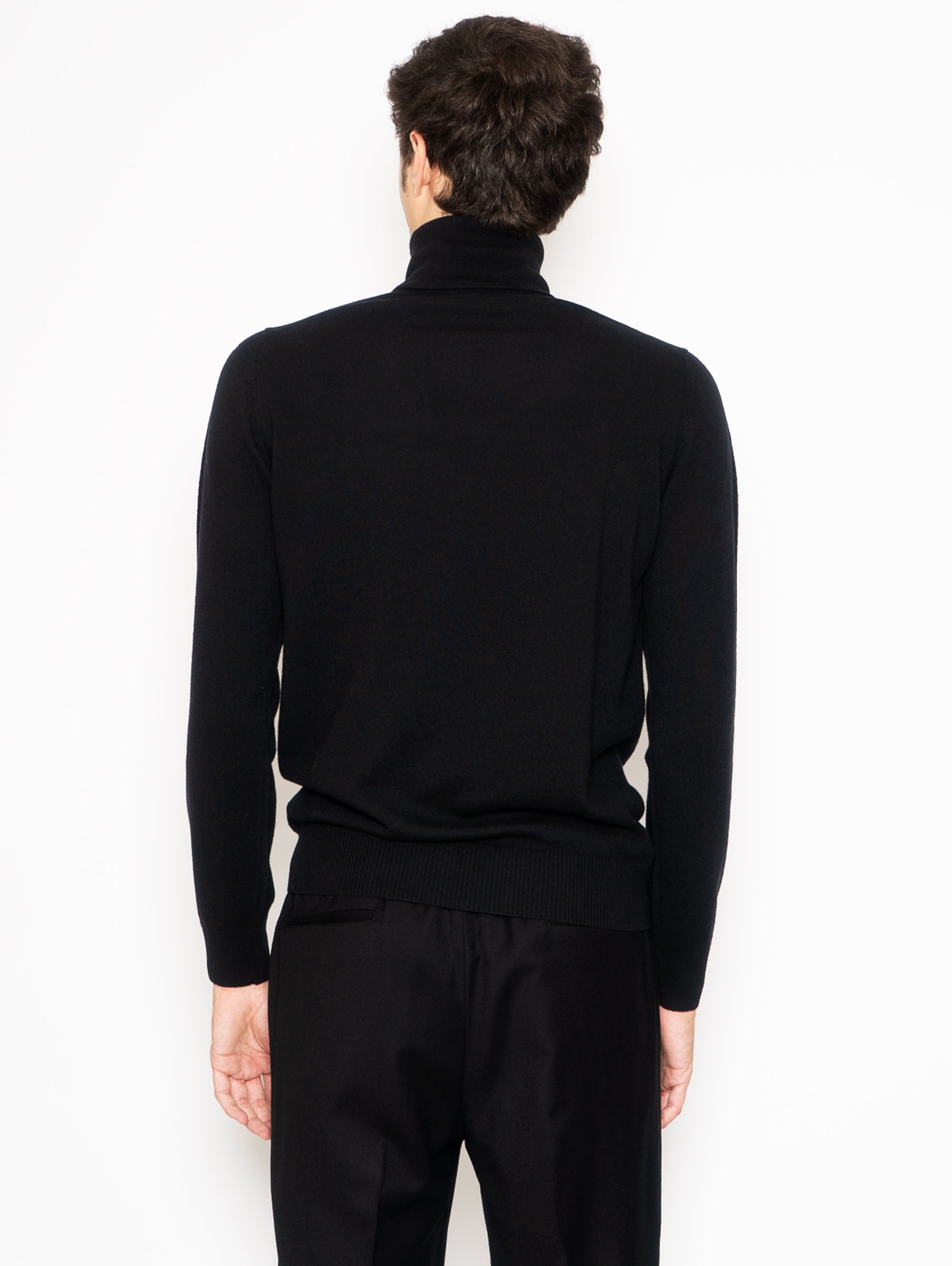 Schwarzer Pullover mit hohem Kragen