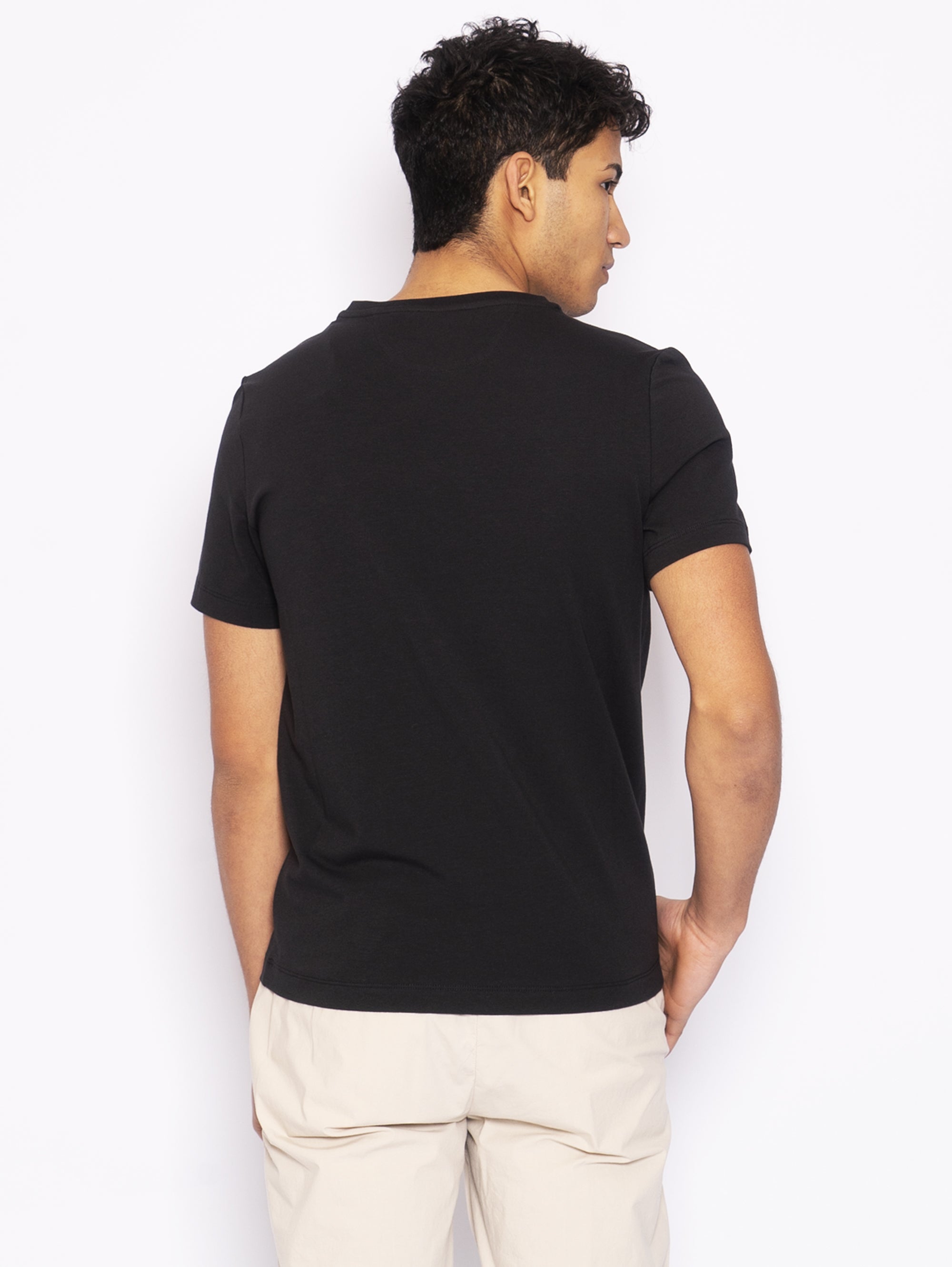 Schwarzes T-Shirt mit V-Ausschnitt