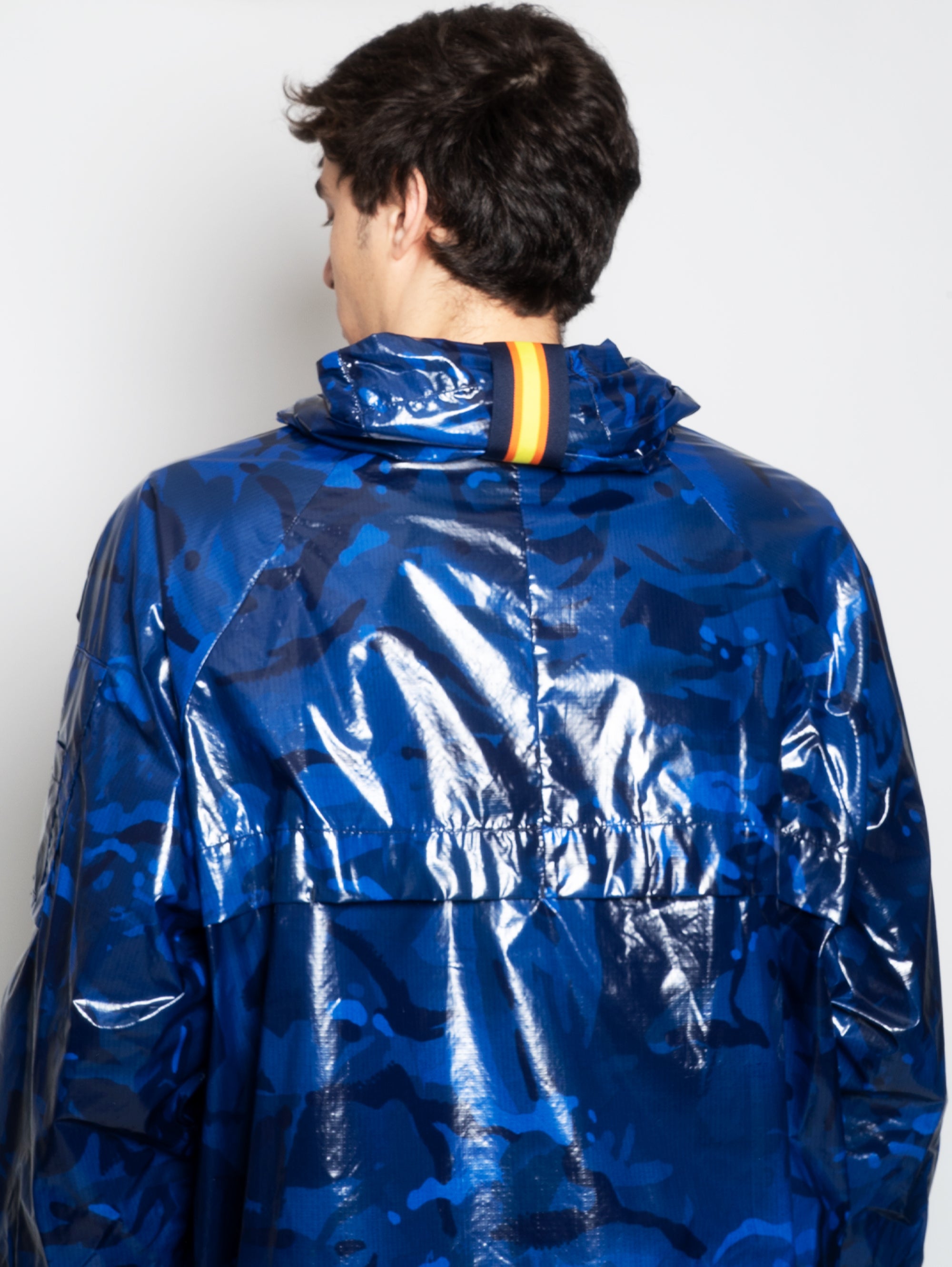 Blaue Jacke aus recyceltem Militärstoff