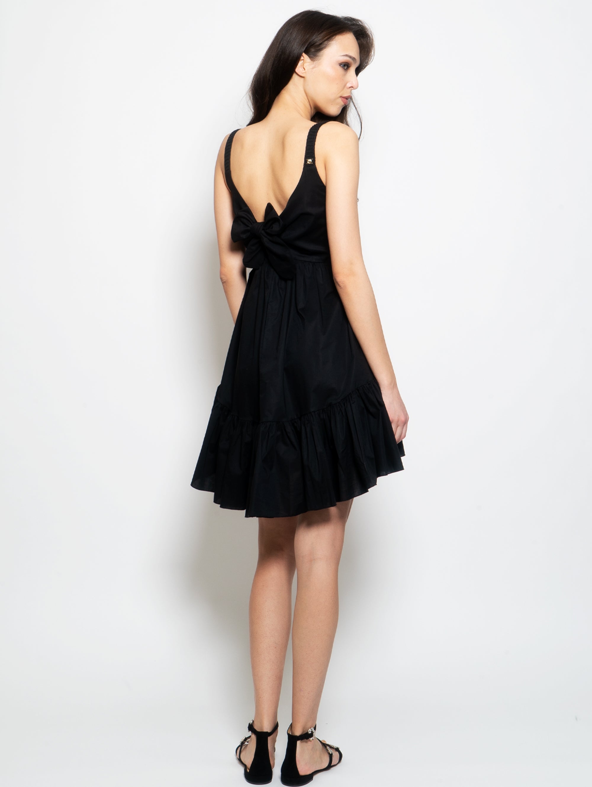 Kurzes Kleid mit schwarzem Strickoberteil