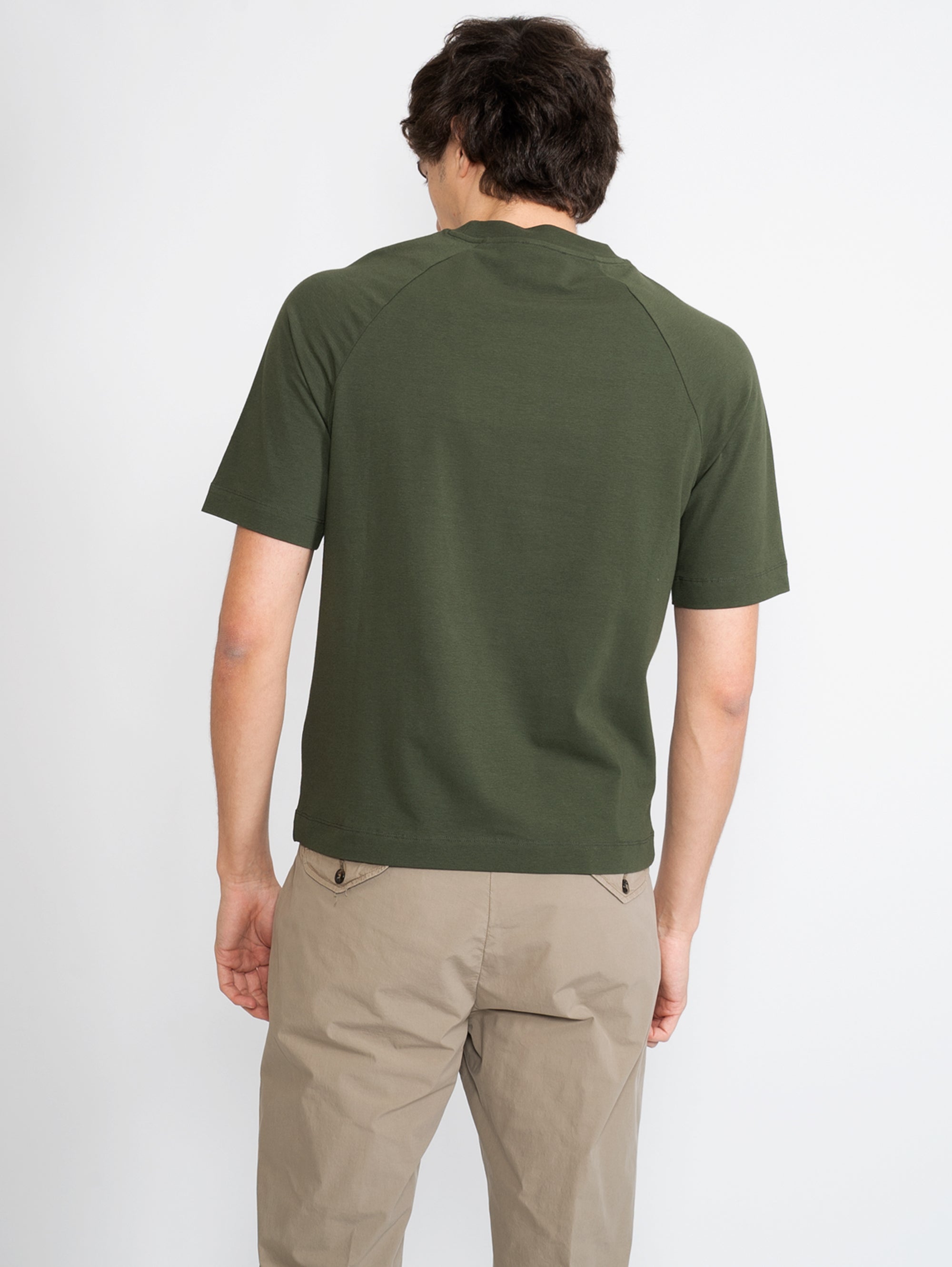 T-Shirt mit grüner Tasche
