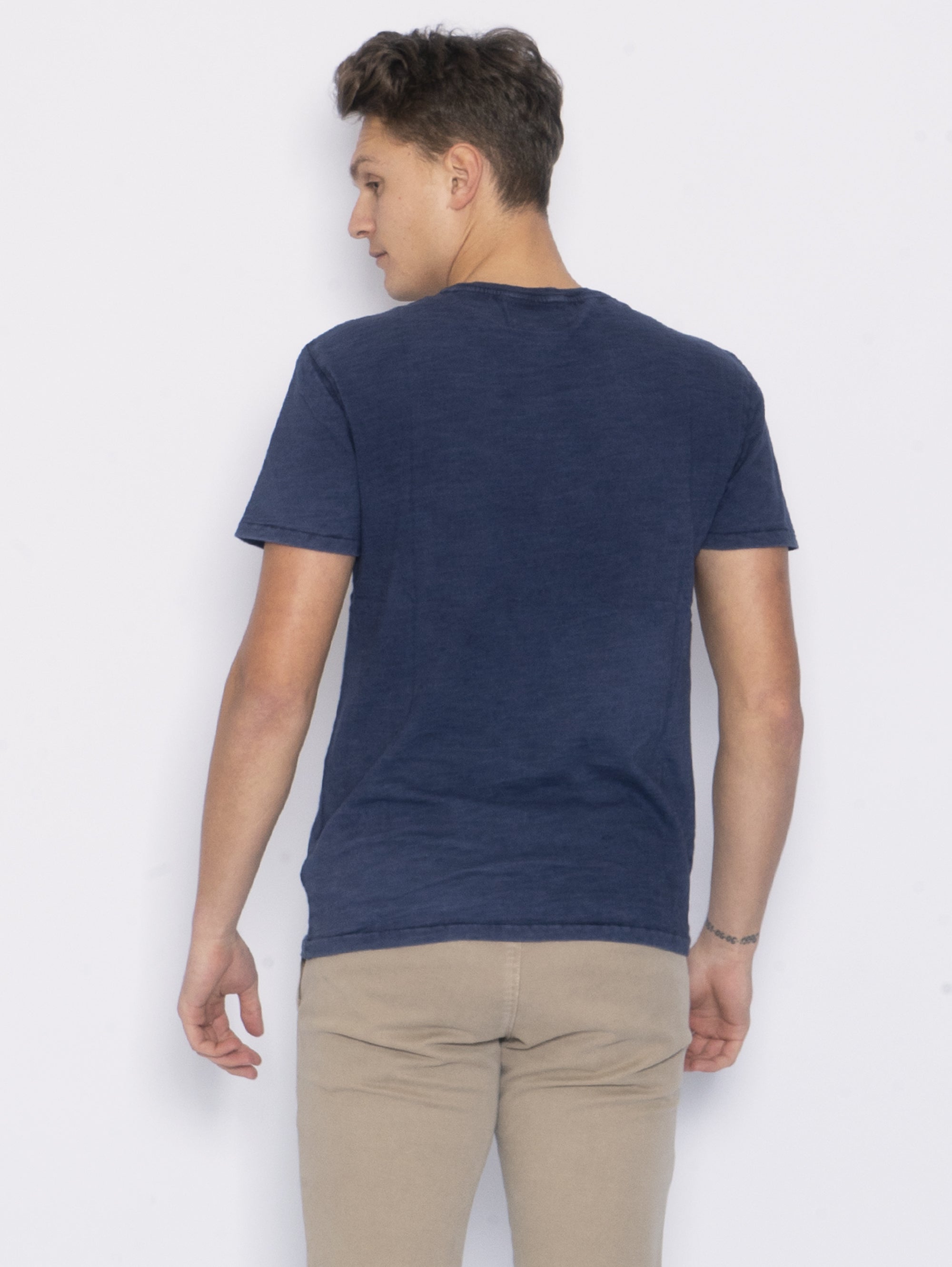 T-Shirt mit blauer Tasche
