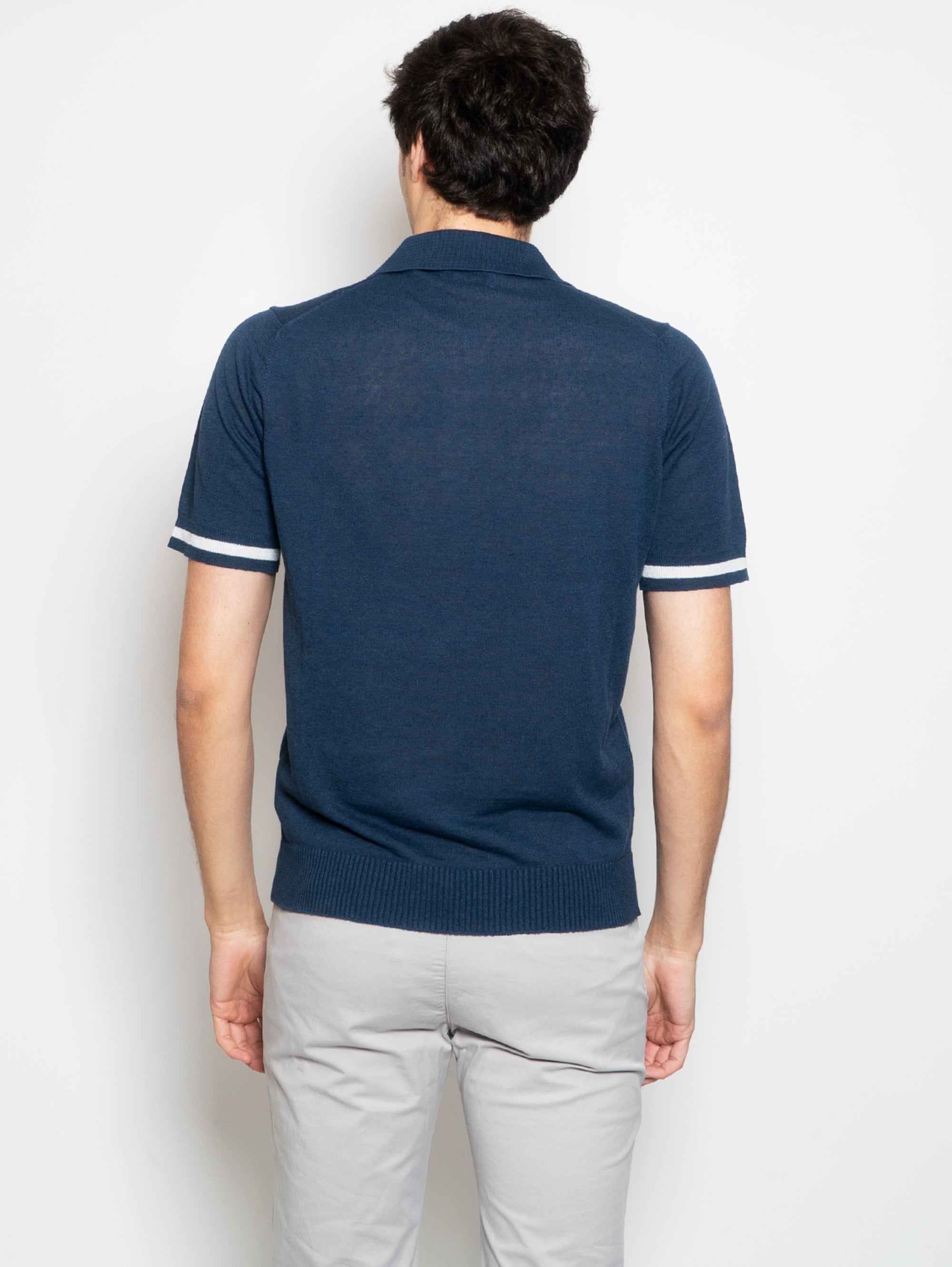 Poloshirt aus Leinenstrick mit blauen Kontrasten