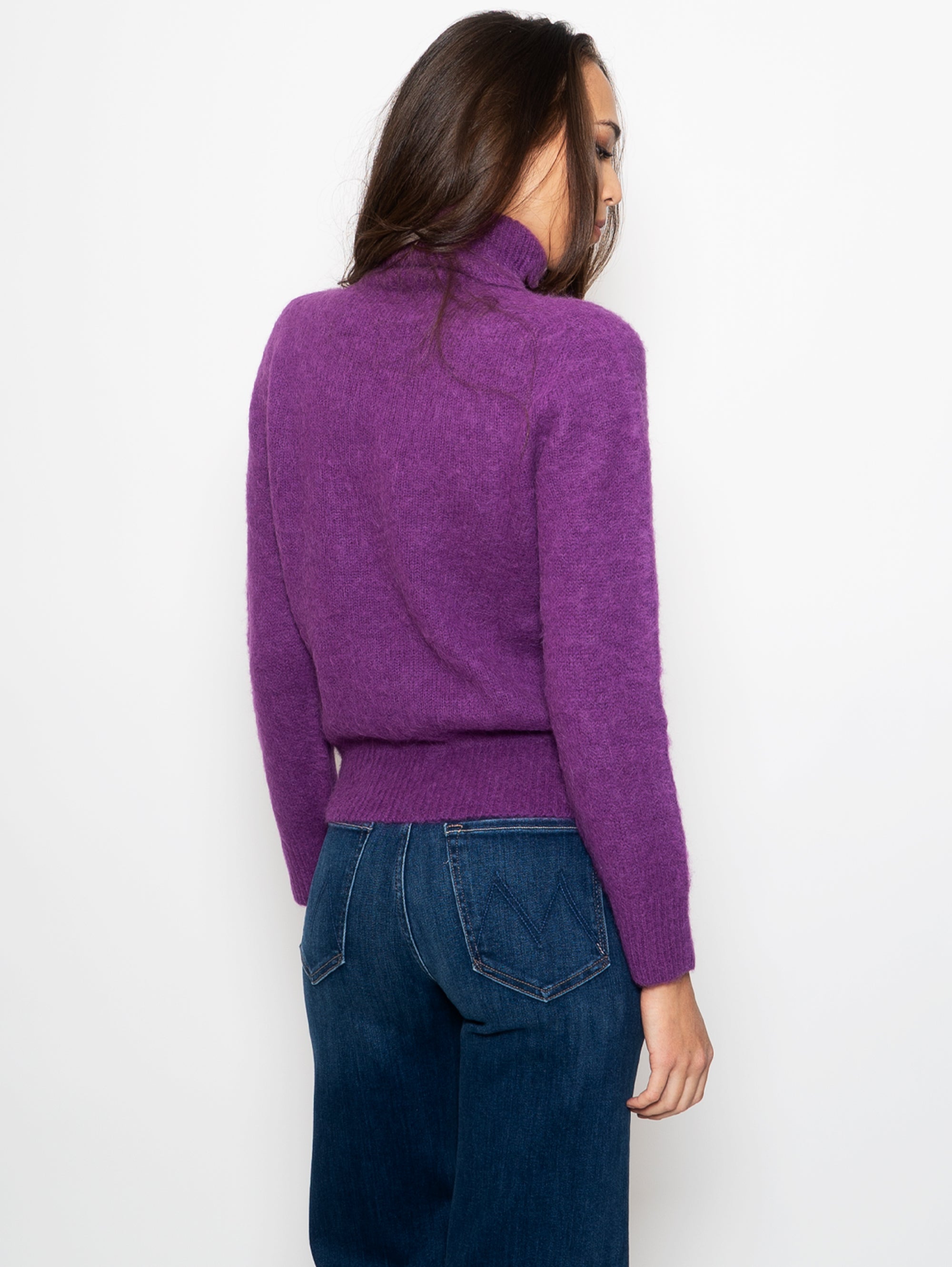 Lila Pullover mit hohem Kragen