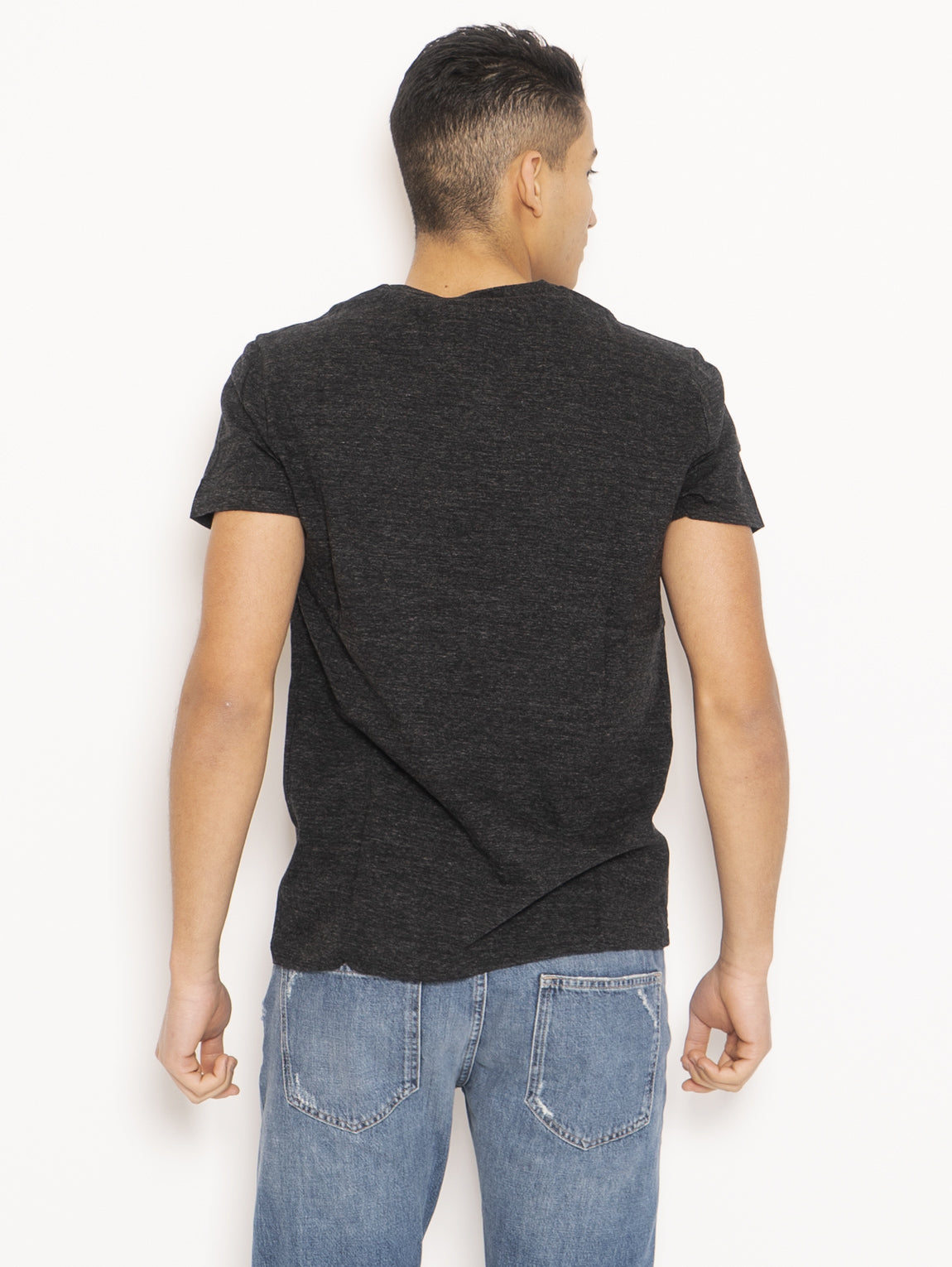Schwarzes T-Shirt mit V-Ausschnitt