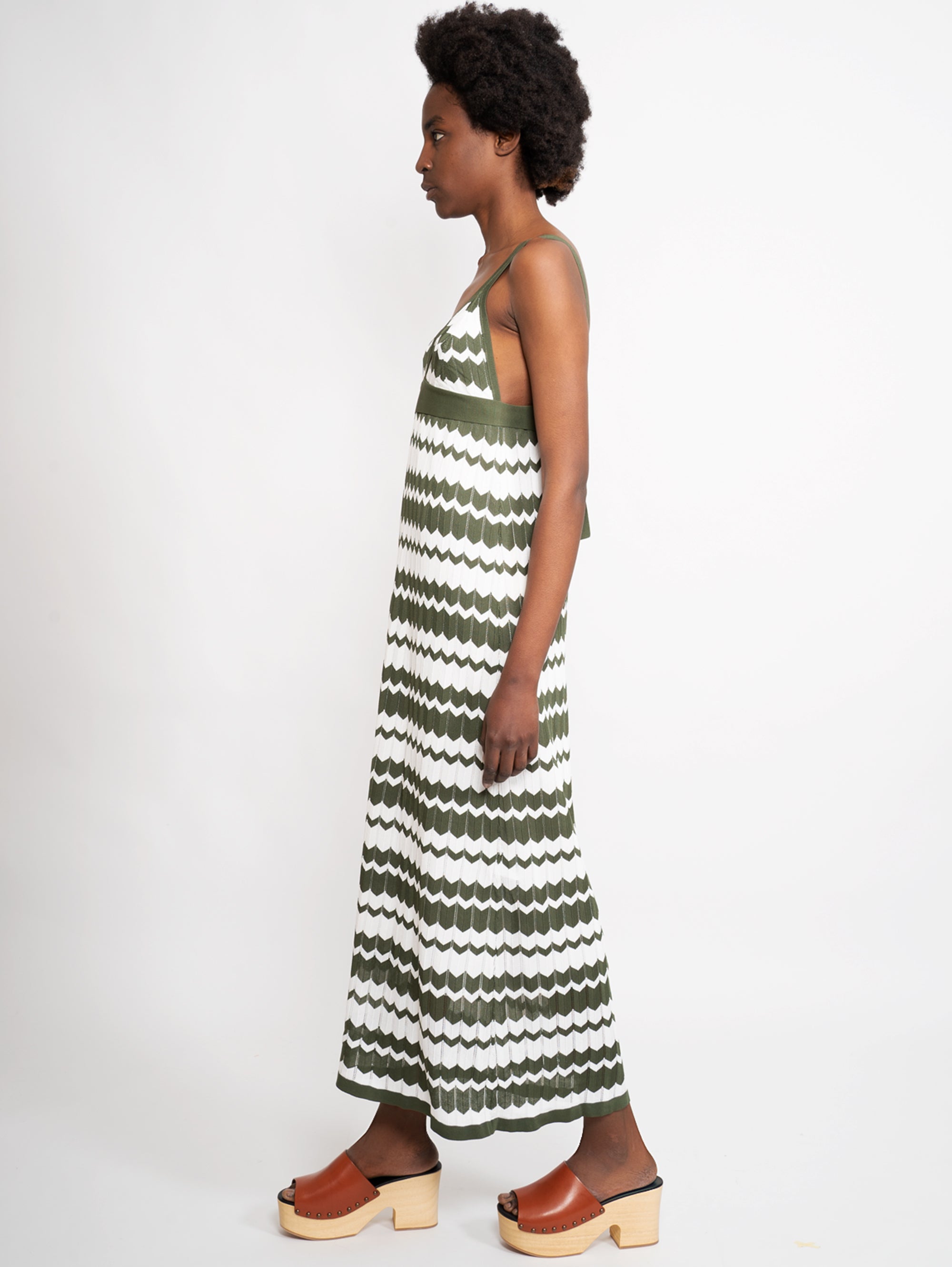 Grün gemustertes Kleid mit V-Ausschnitt