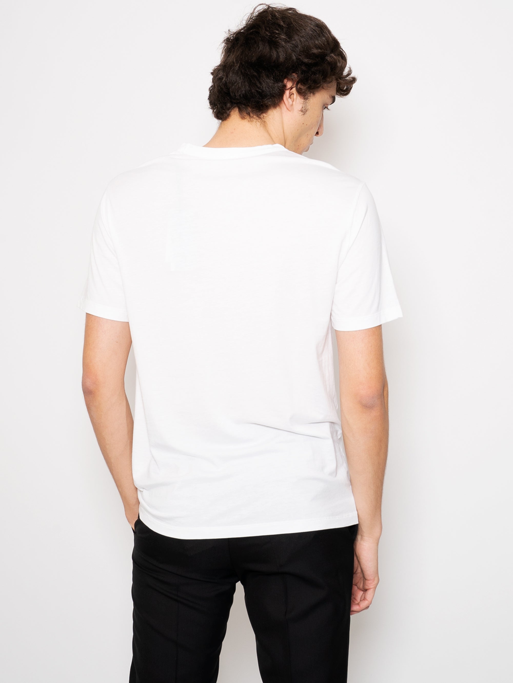 T-Shirt mit weißer Tasche