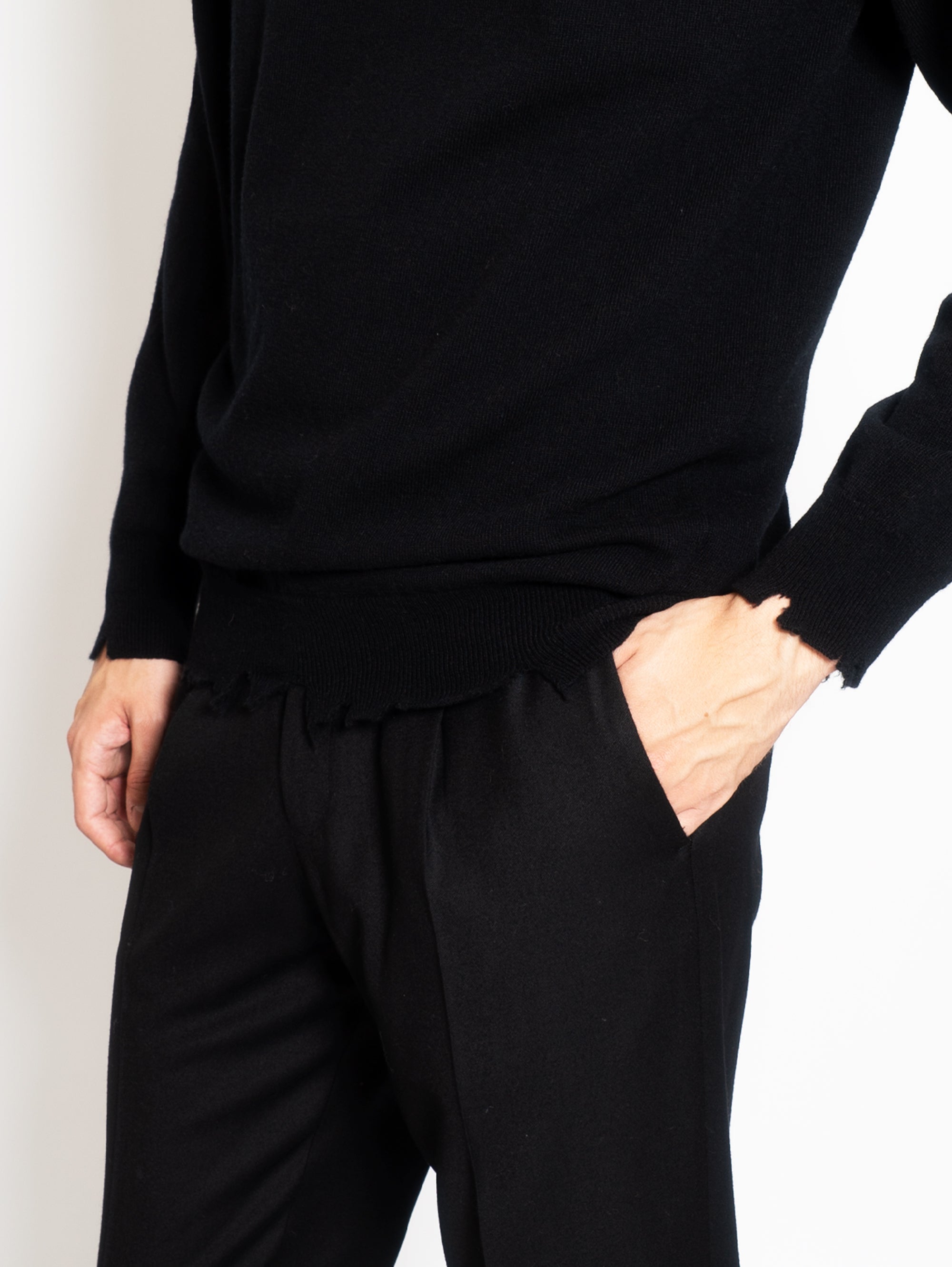 Pullover mit Rundhalsausschnitt und schwarzem Schnittsaum