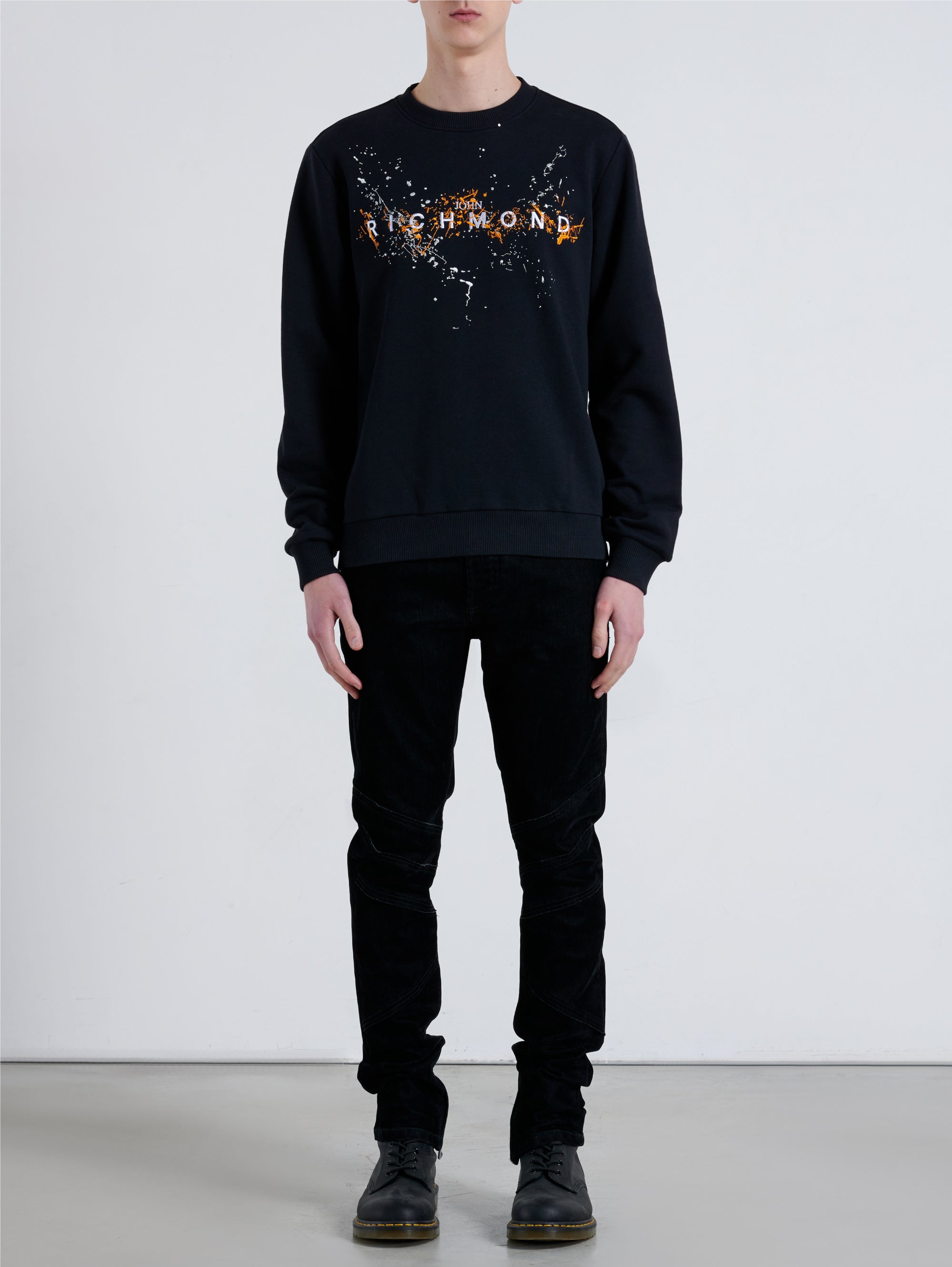 Rundhals-Sweatshirt mit schwarzen Skizzen