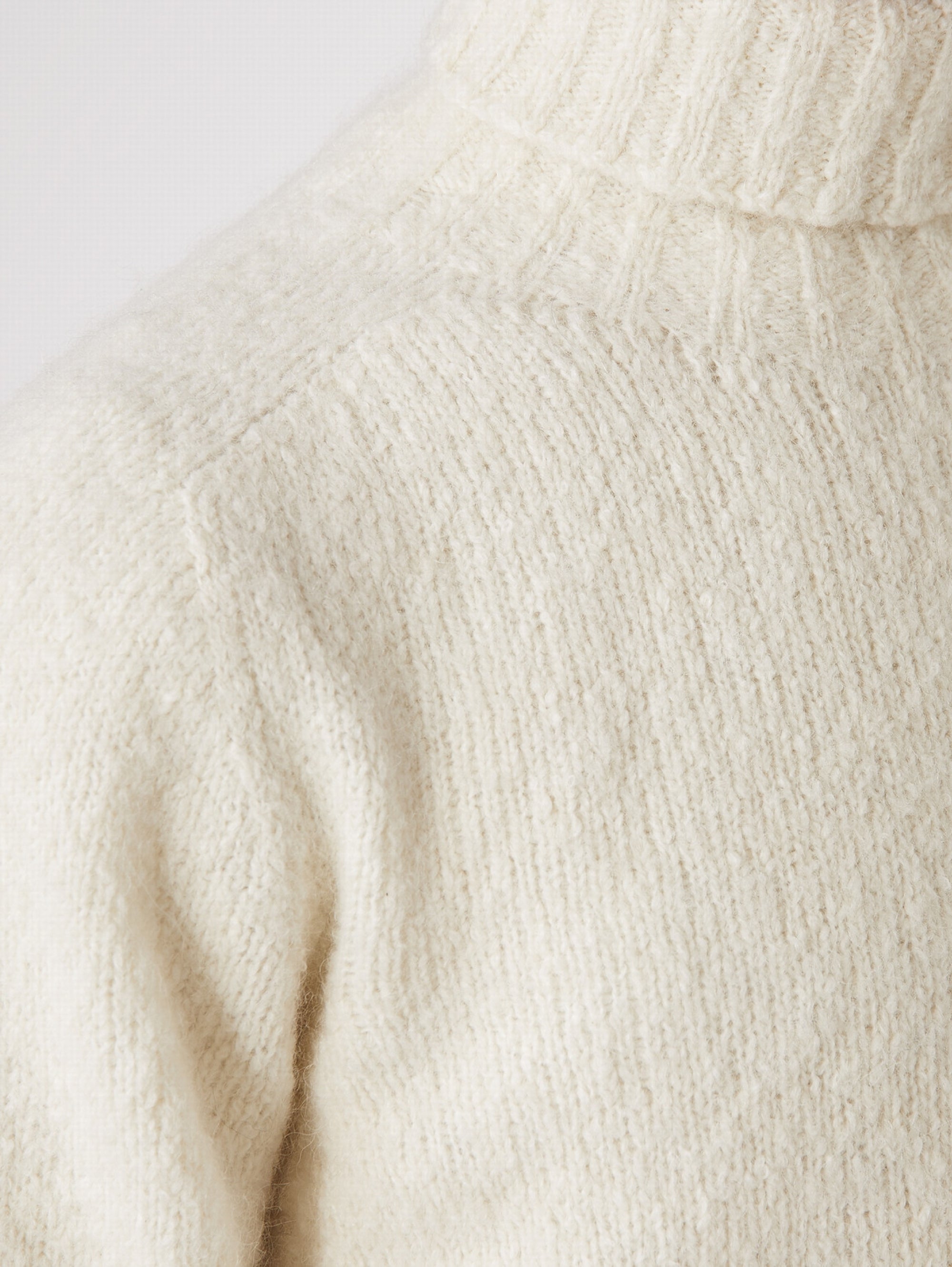 Ecrufarbener Pullover mit hohem Kragen