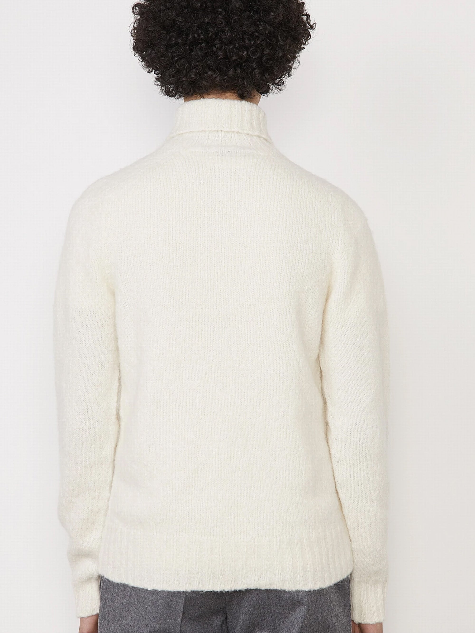 Ecrufarbener Pullover mit hohem Kragen