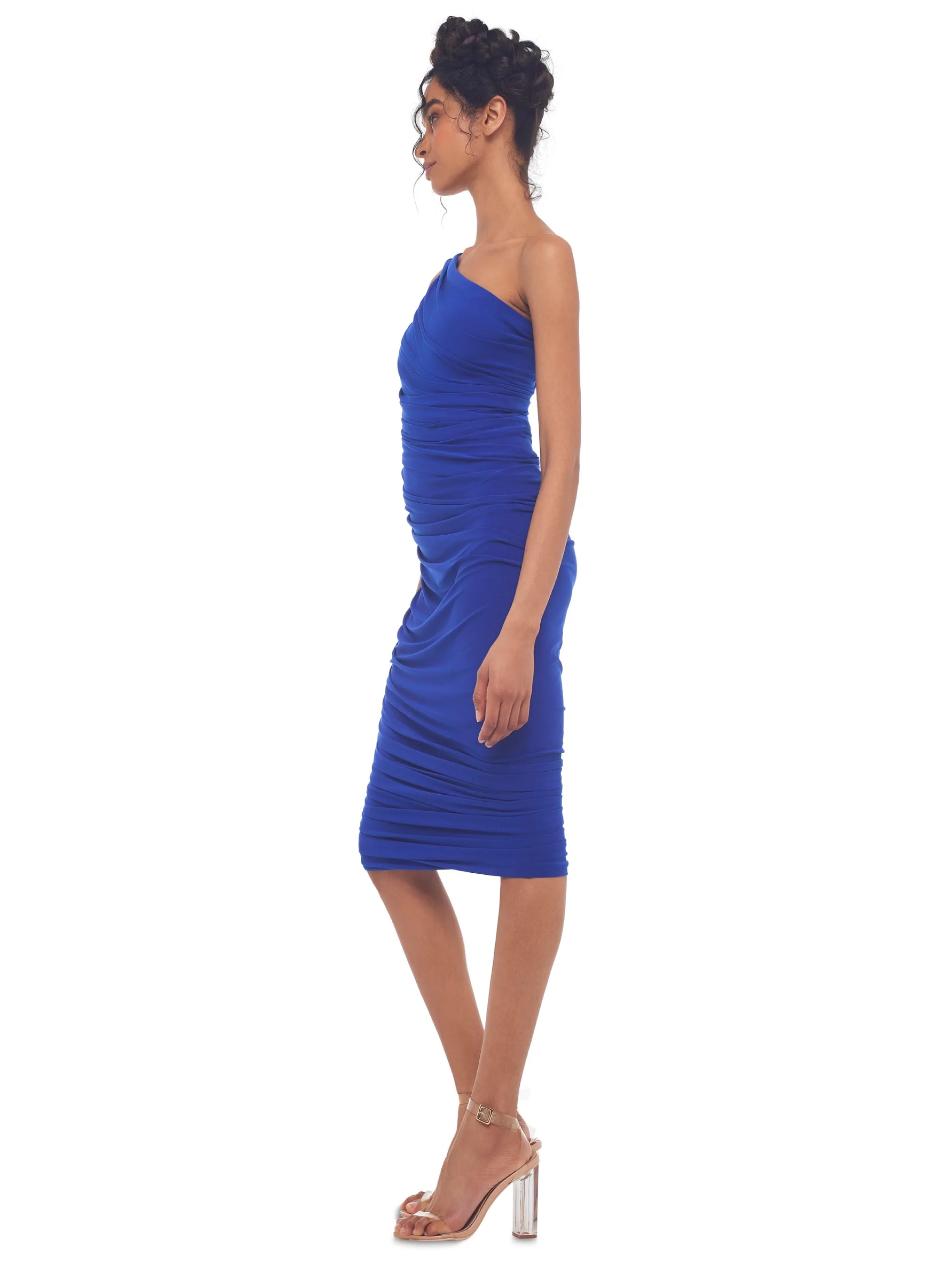 Blaues Kleid mit einer Schulter