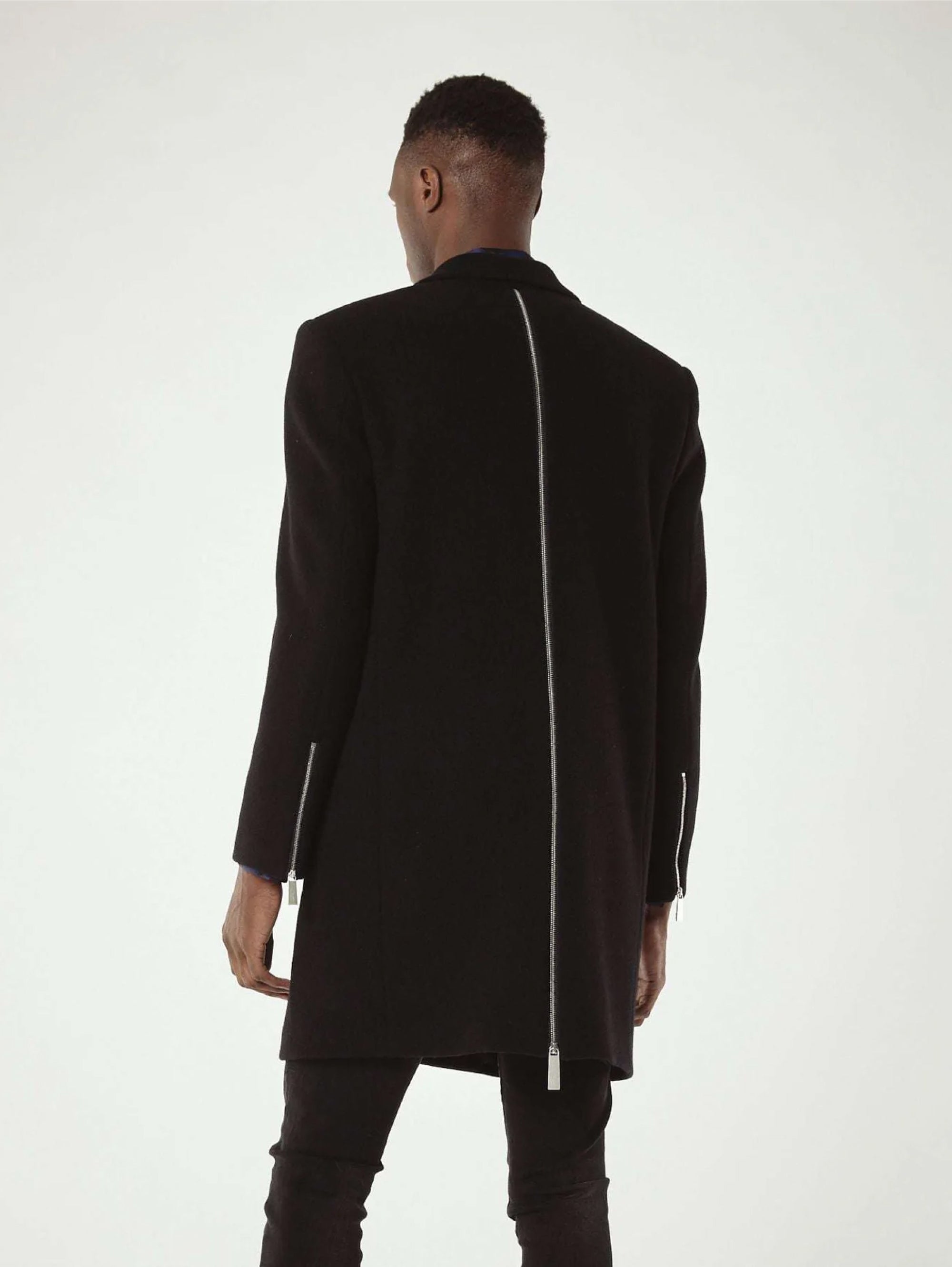 Schwarzer Mantel mit Reißverschluss hinten