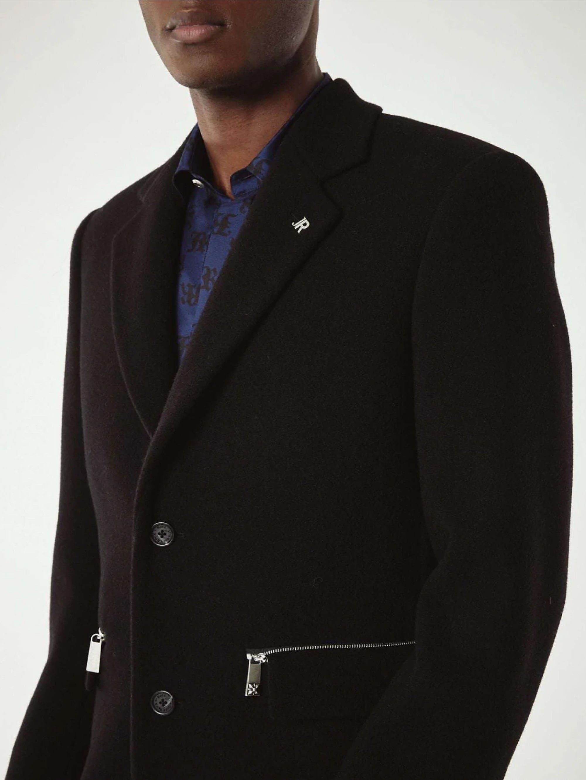 Schwarzer Mantel mit Reißverschluss hinten