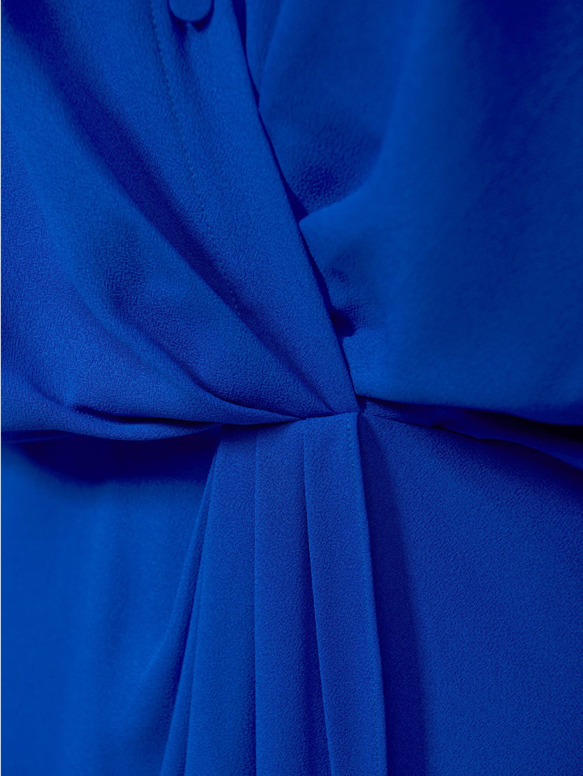 Blaues Kleid mit V-Ausschnitt