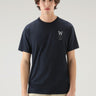 WOOLRICH-T-shirt con Stampa sul Petto e Posteriore Blu-TRYME Shop